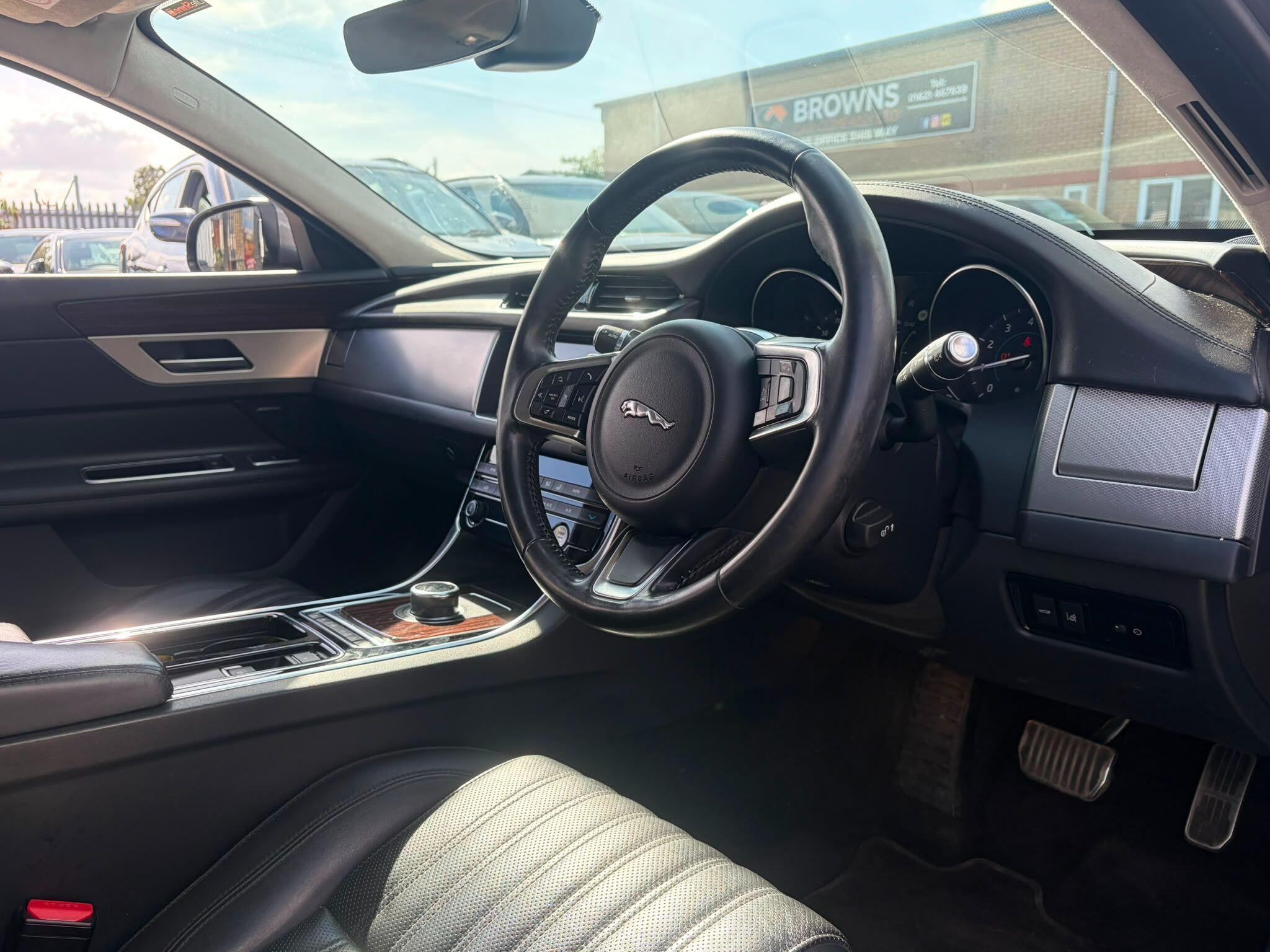 Jaguar XF view 9