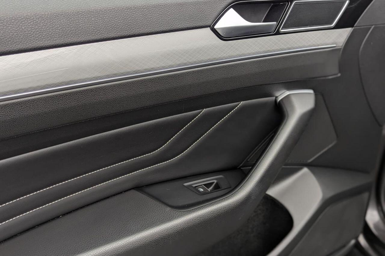 Volkswagen Passat view 30