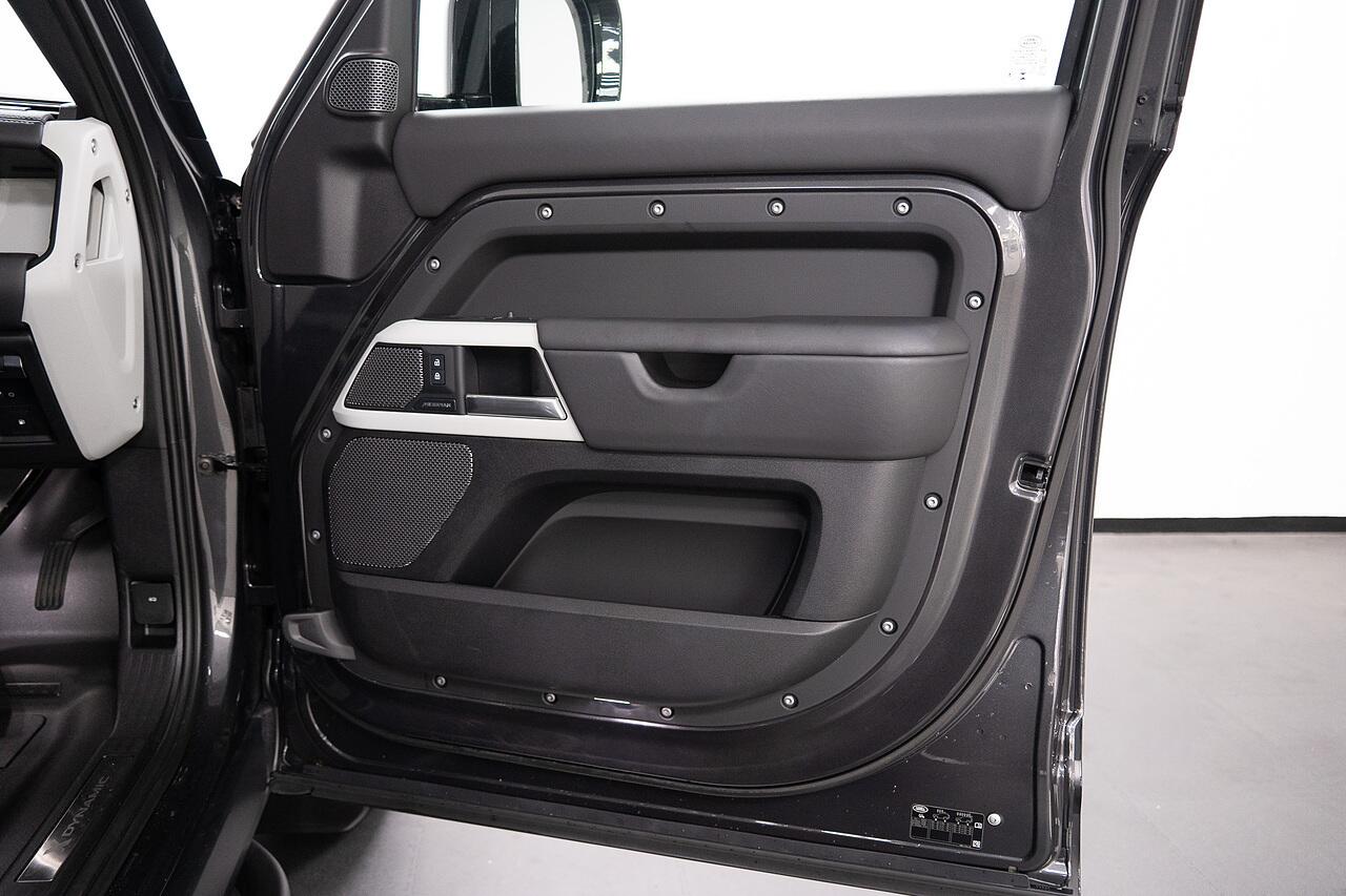 Land Rover Defender view 25