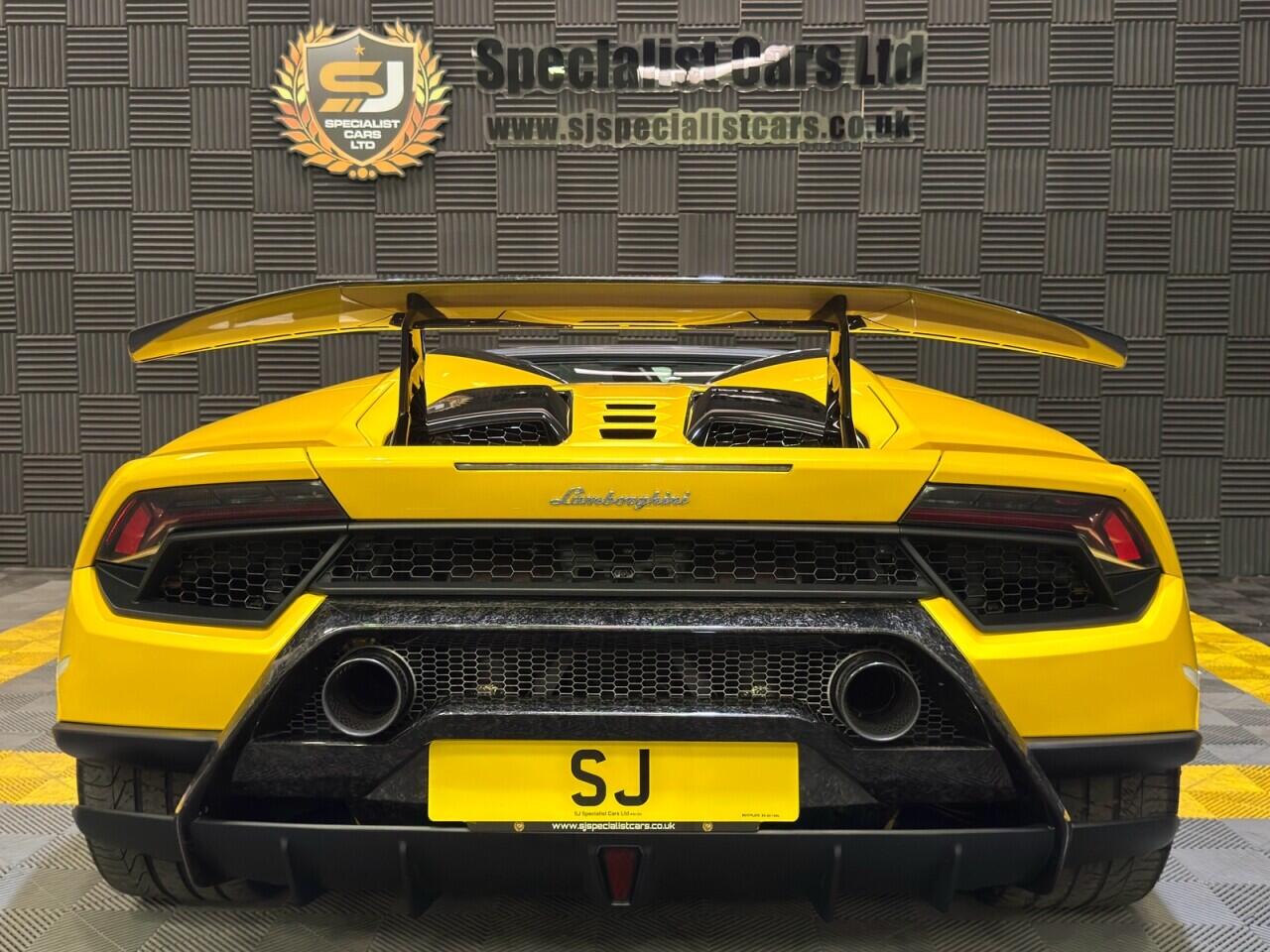 Lamborghini Performante Spyder view 3