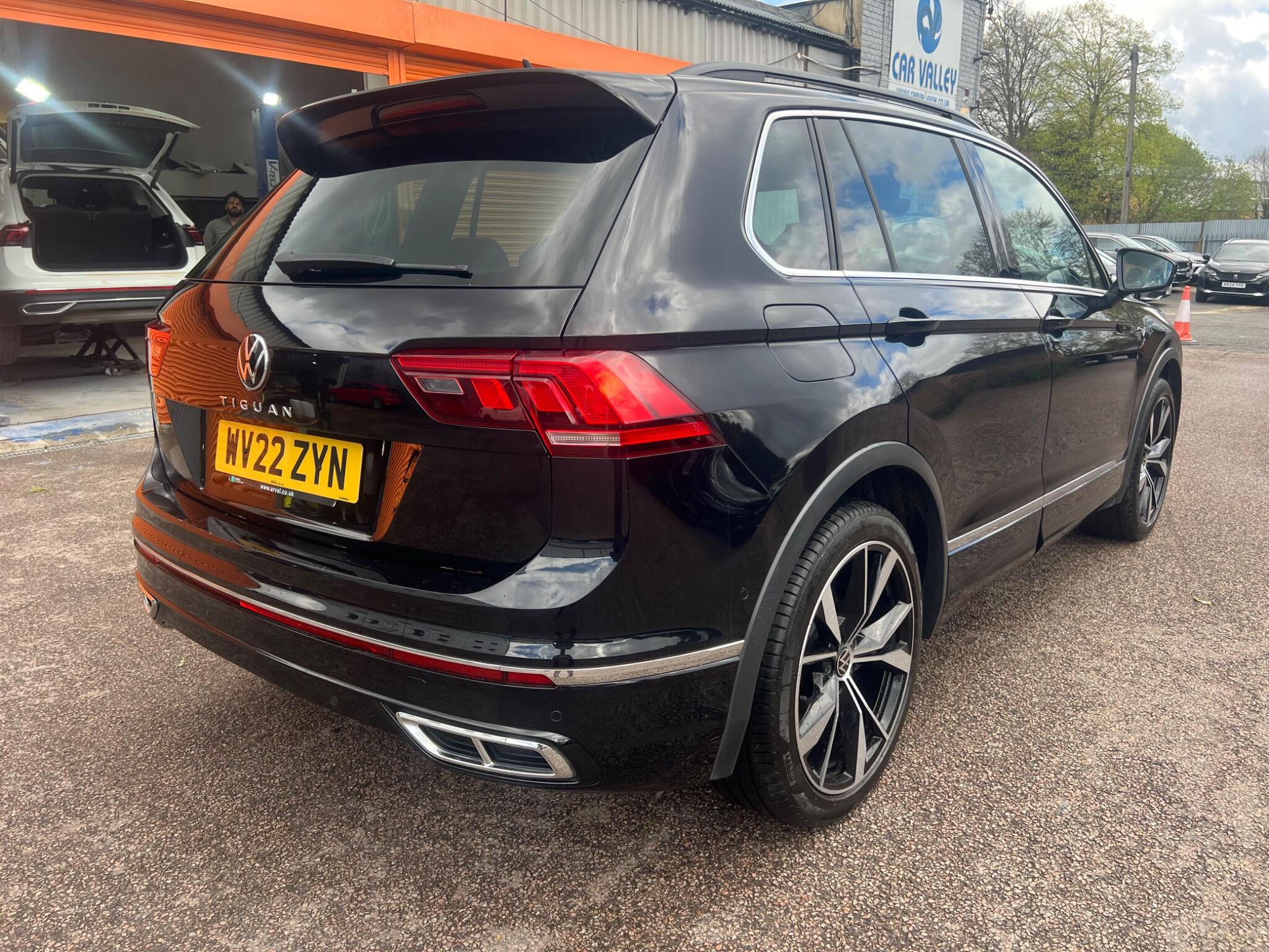 Volkswagen Tiguan view 3