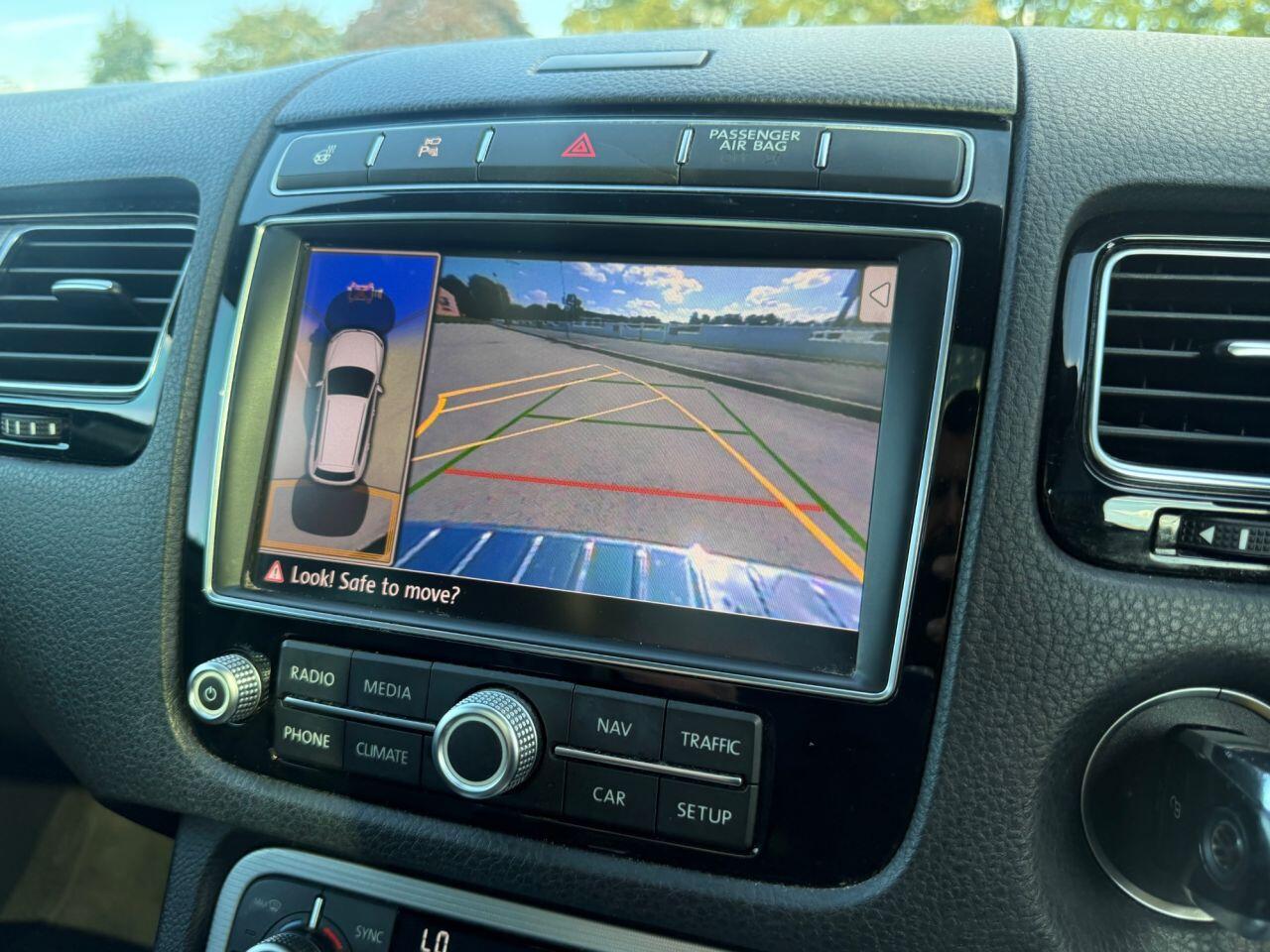 Volkswagen Touareg view 8