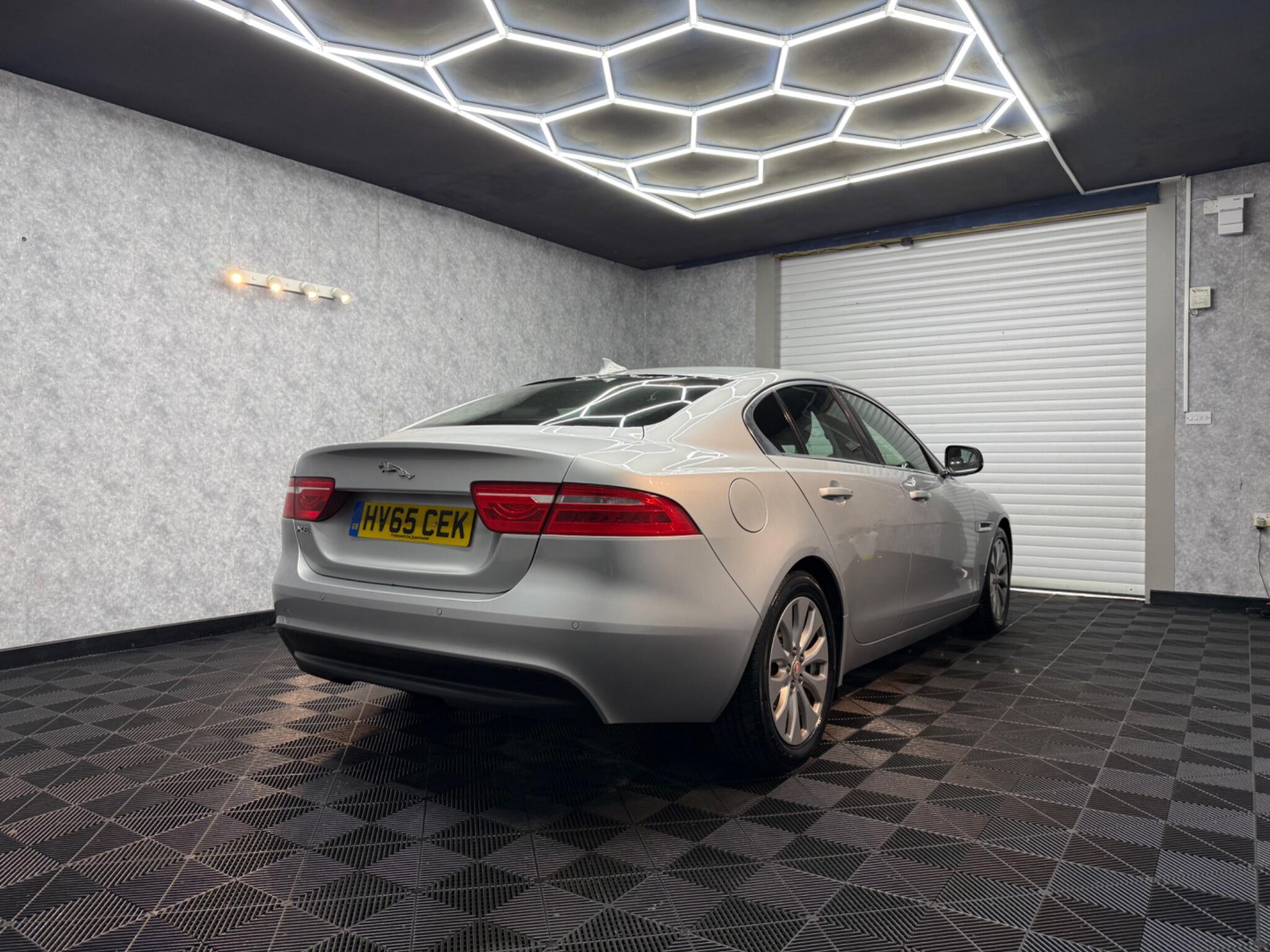 Jaguar Xe view 4