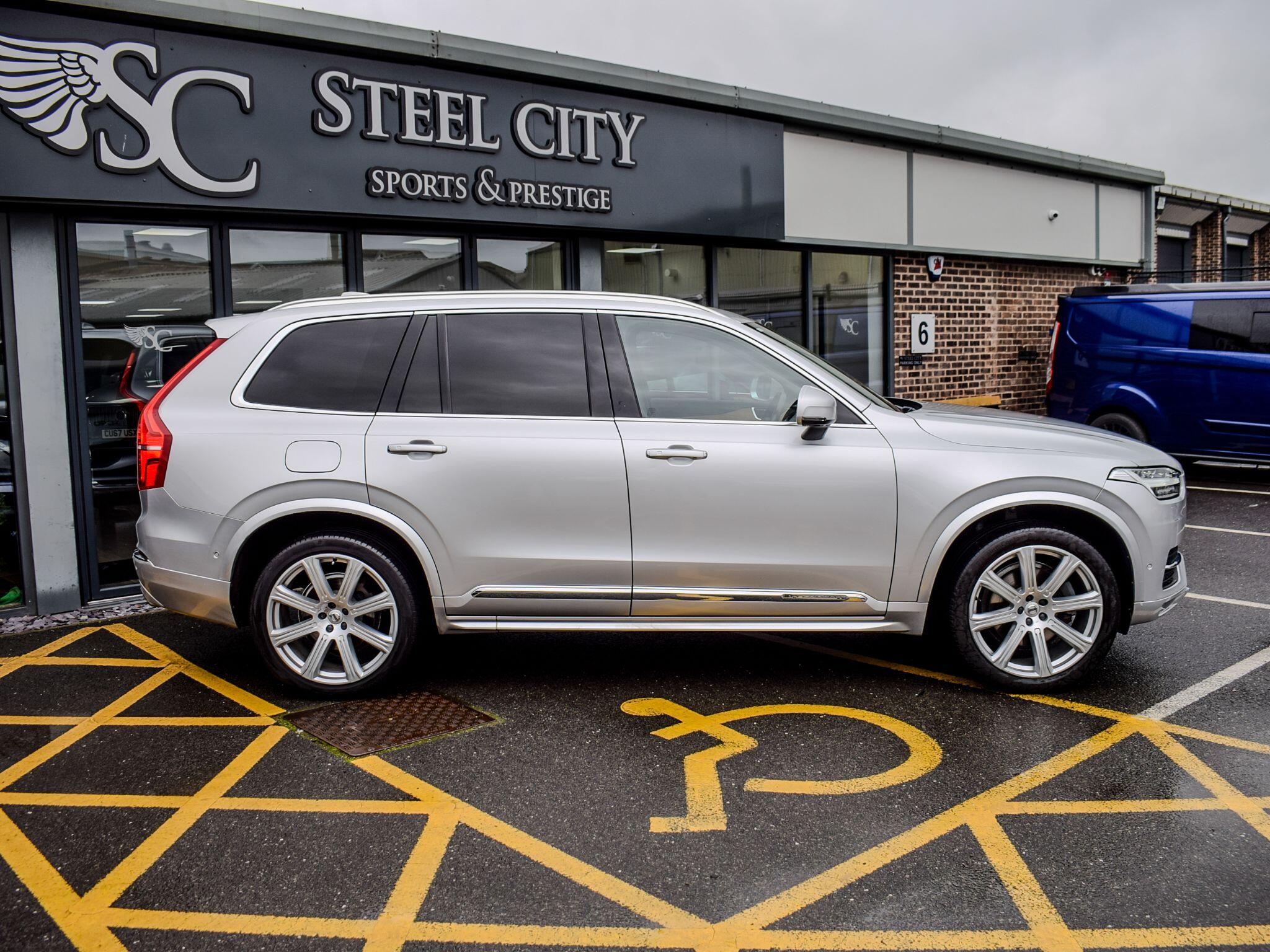 Volvo XC90 view 3