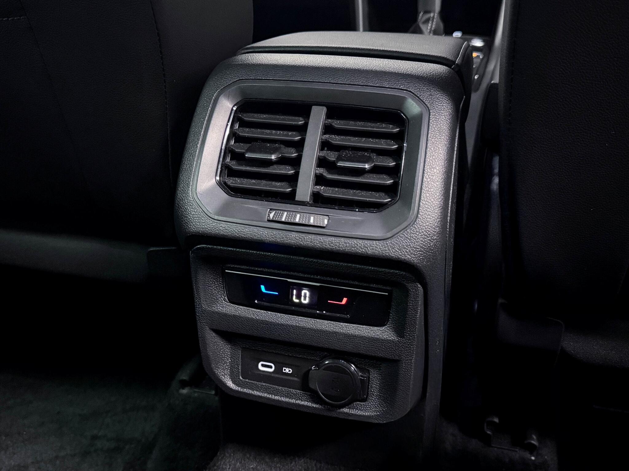 Volkswagen Tiguan view 13
