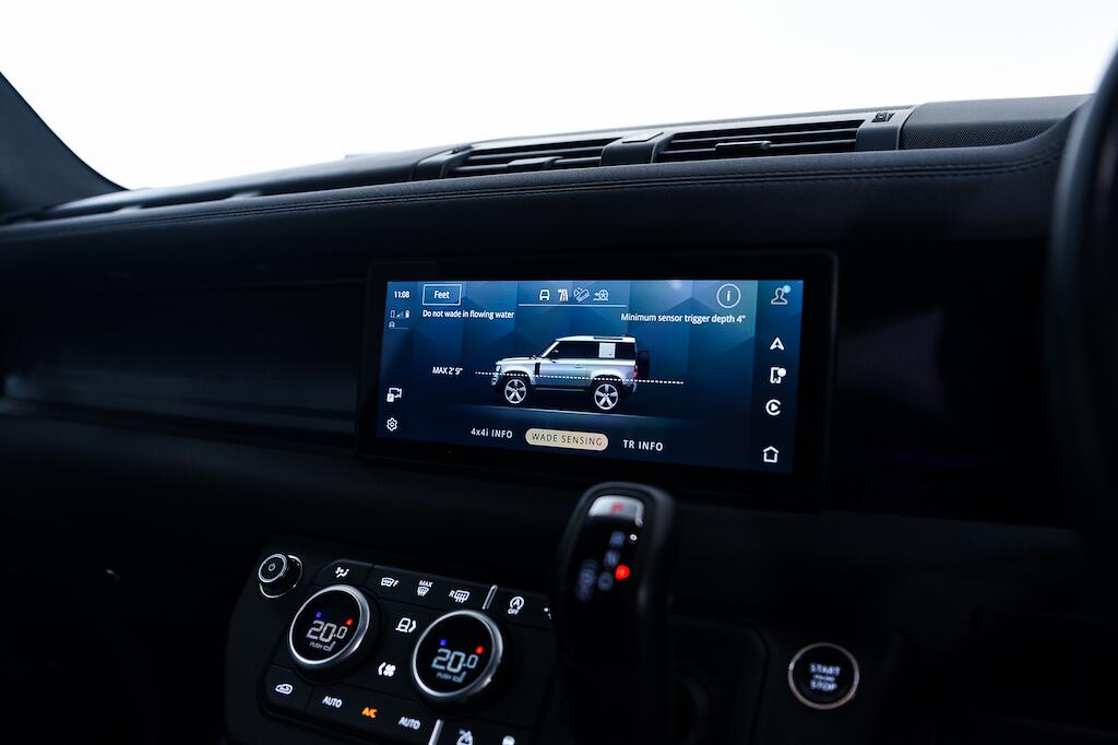 Land Rover Defender view 24
