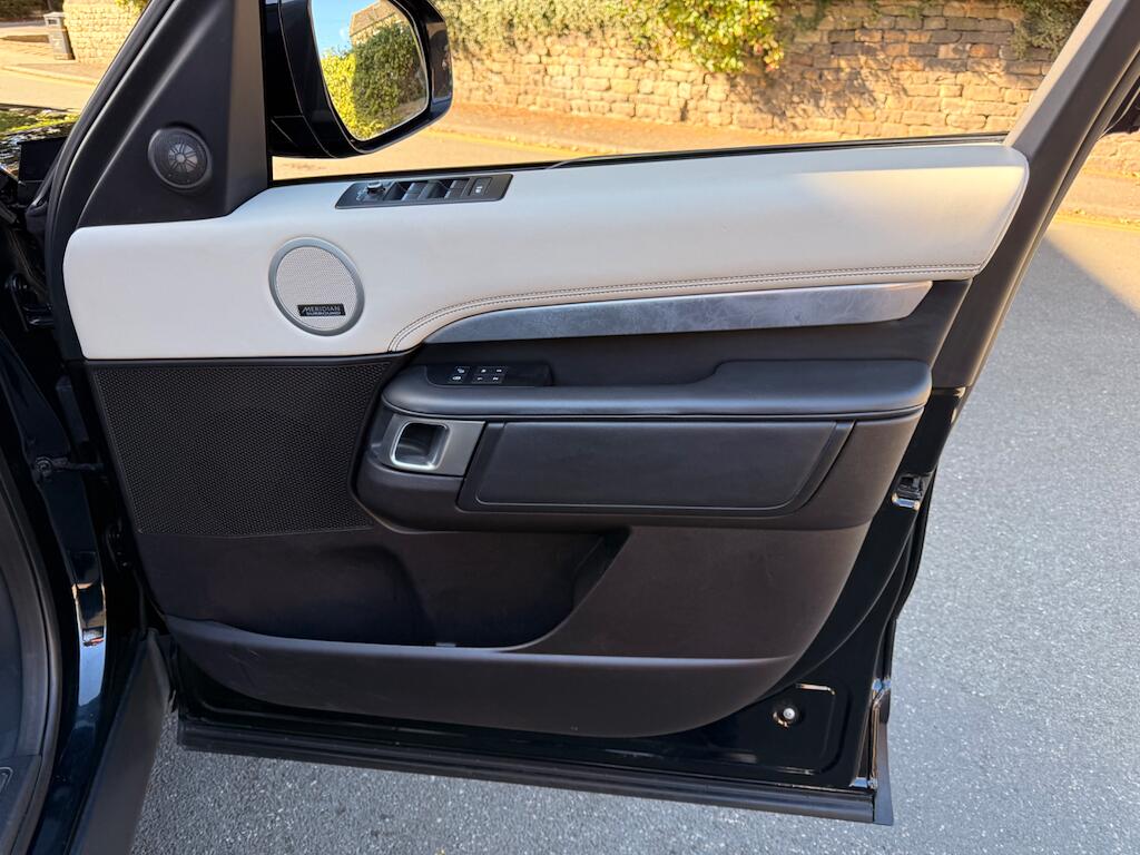 Land Rover Discovery view 30