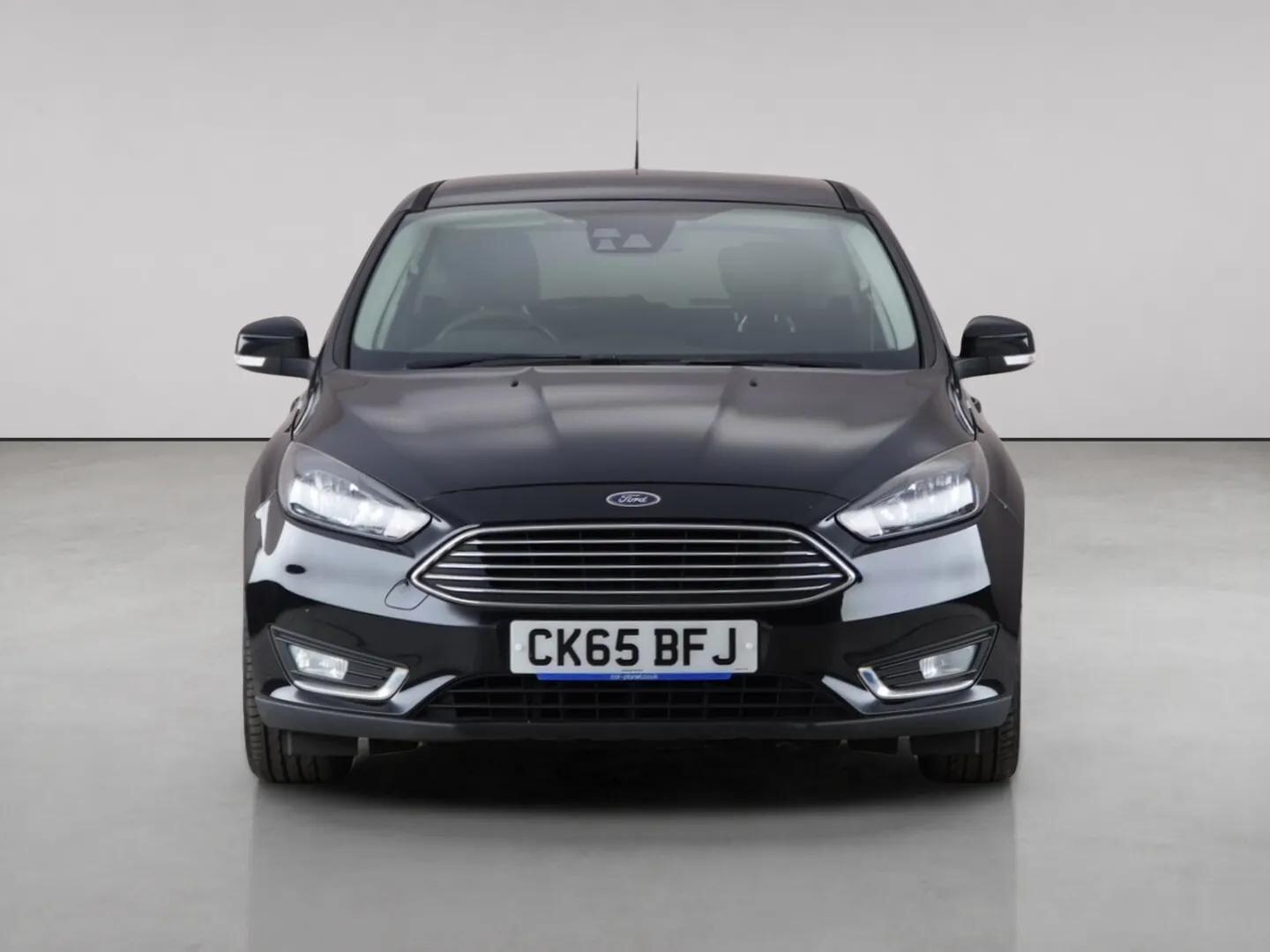 Ford Focus view 3