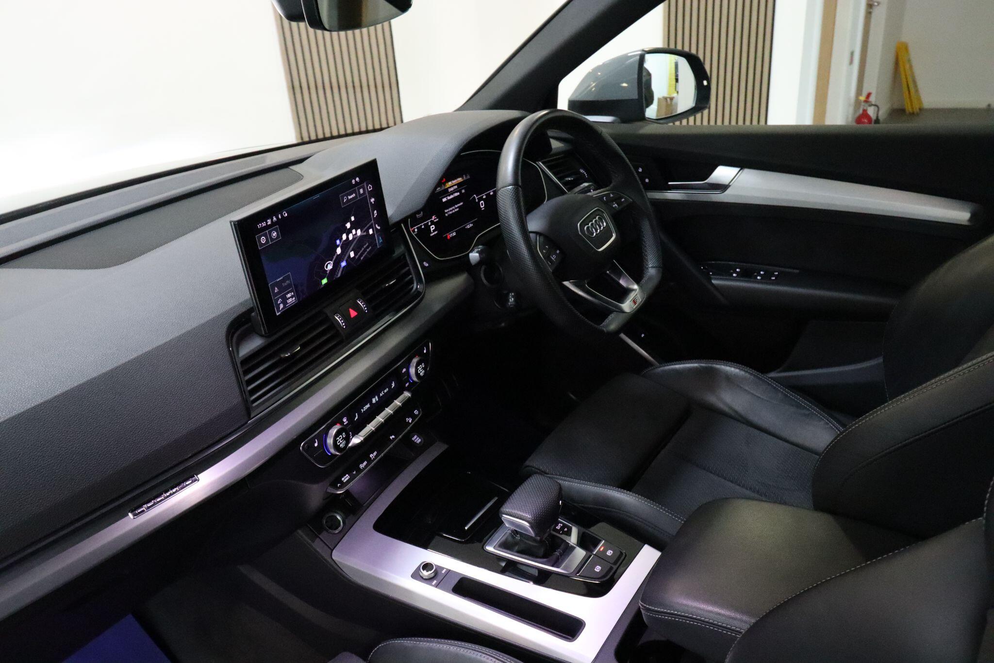 Audi Q5 view 11