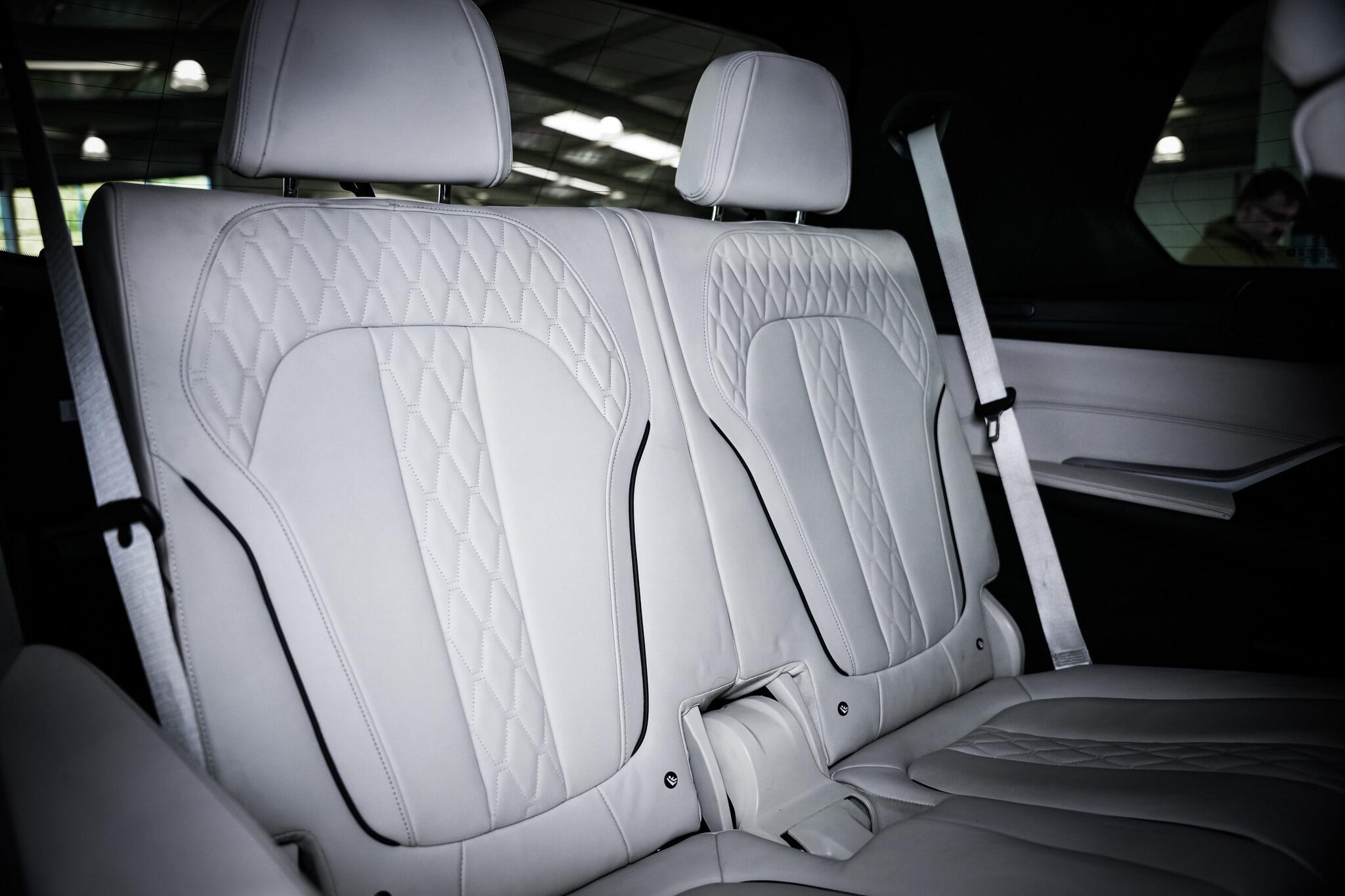 BMW X7 view 26