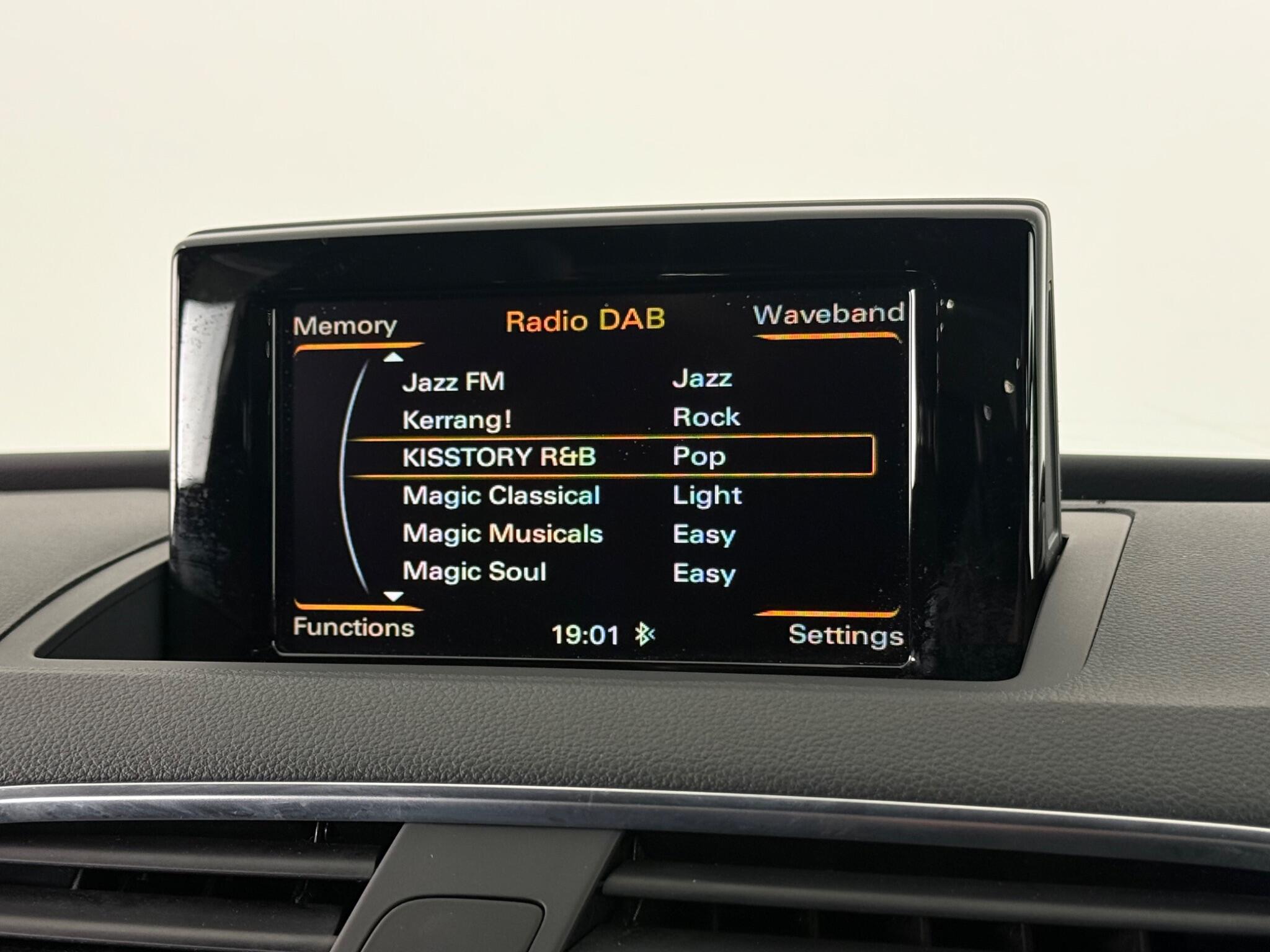 Audi Q3 view 20