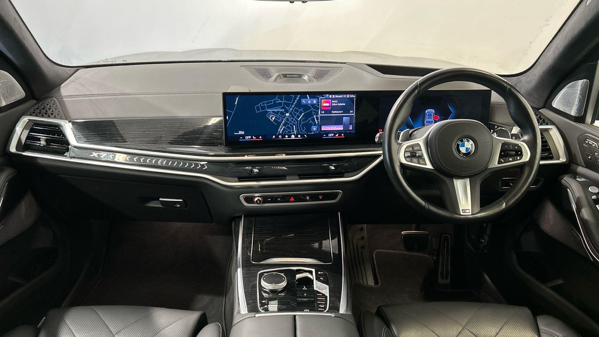 BMW X7 view 4