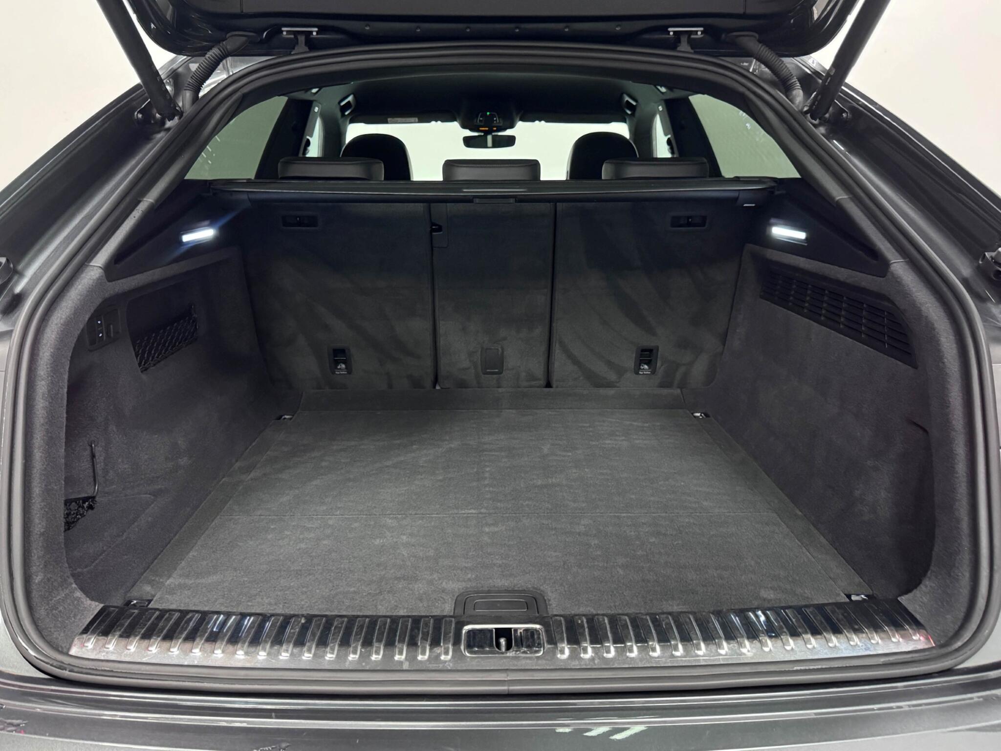 Audi Q8 view 7