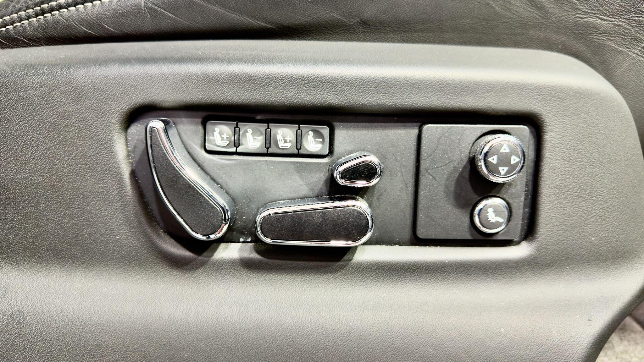 Bentley Bentayga view 34