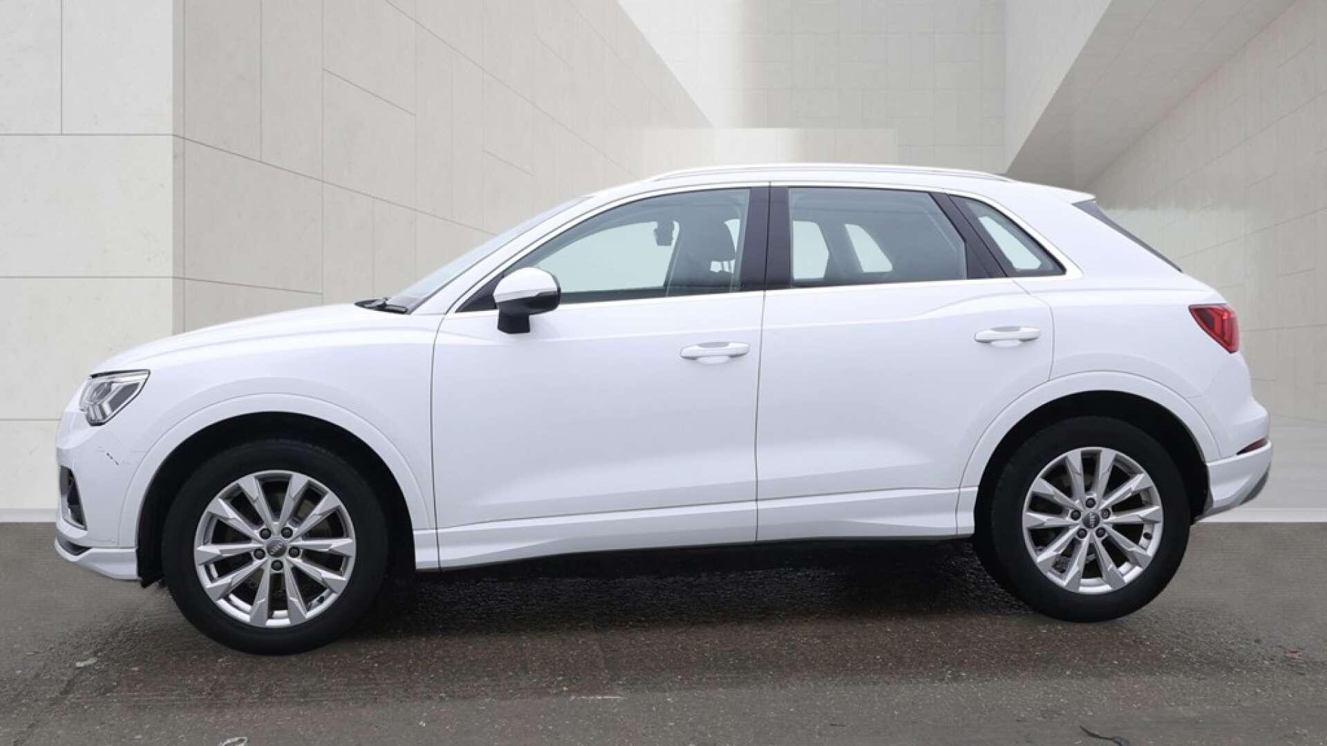Audi Q3 view 7