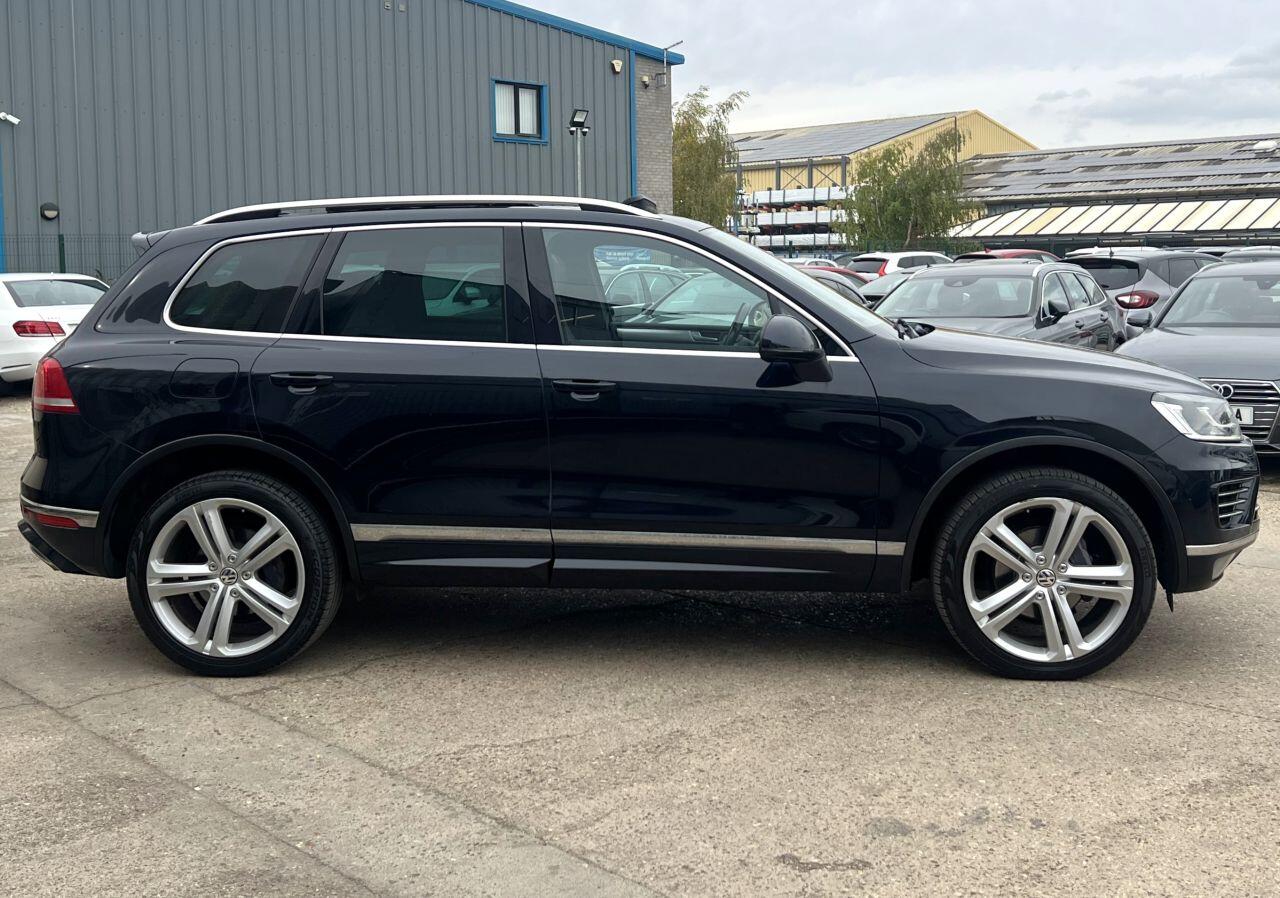 Volkswagen Touareg view 8