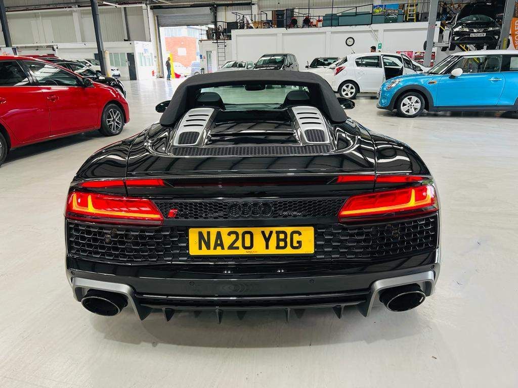 Audi R8 view 7