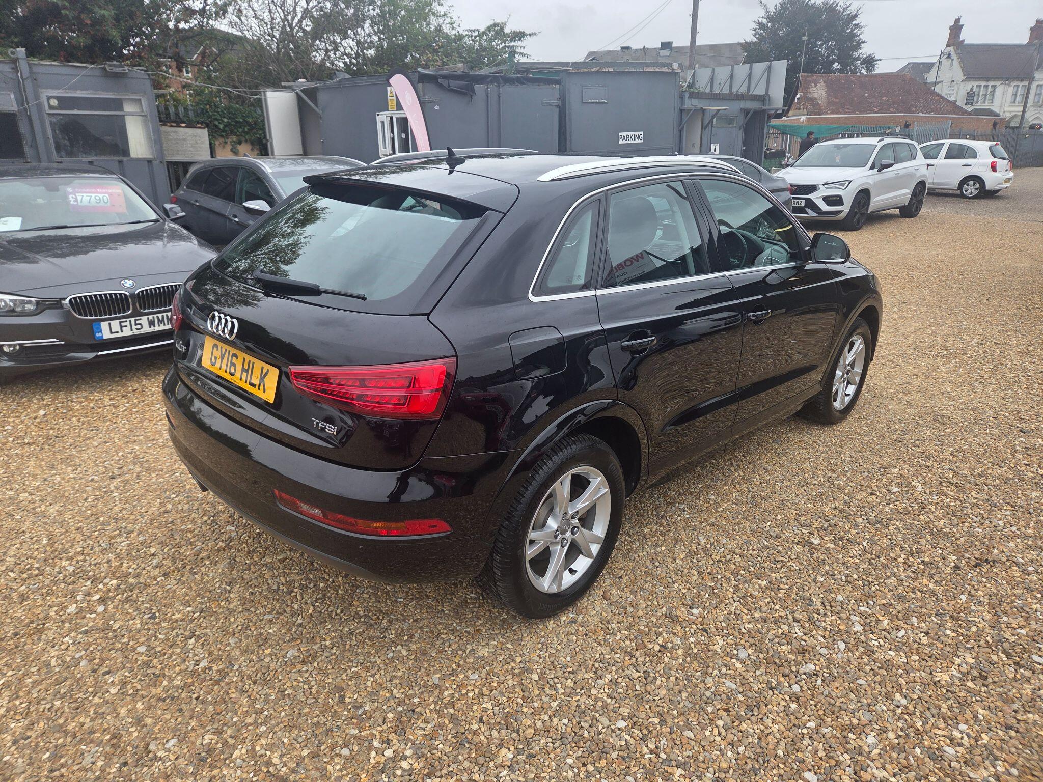 Audi Q3 view 28