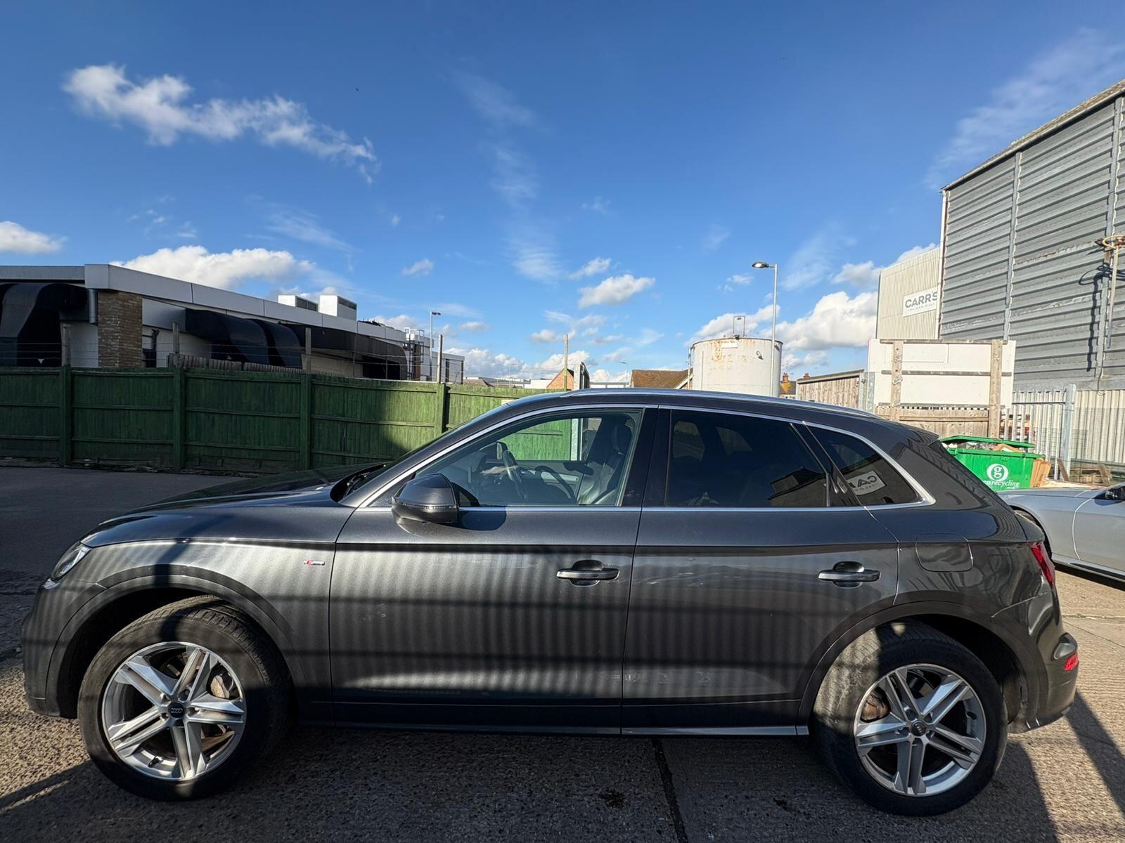 Audi Q5 view 8