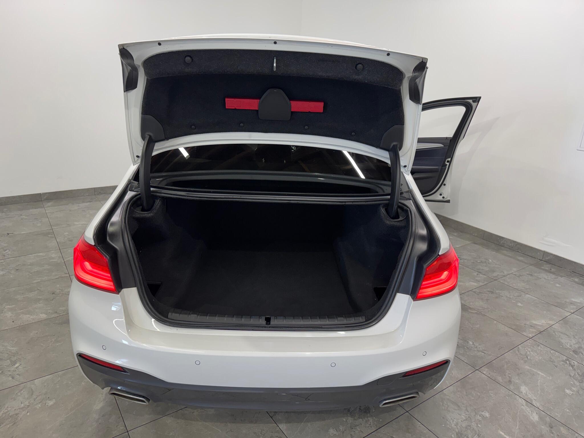 BMW 5 Series view 14