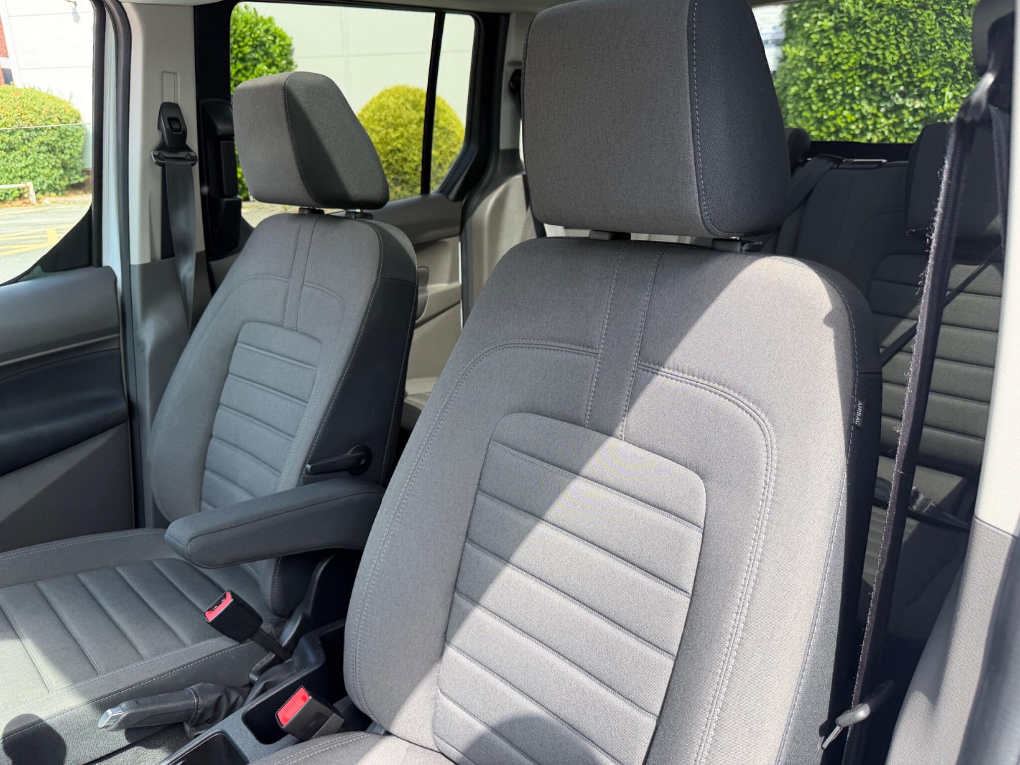 Ford Tourneo Connect view 10