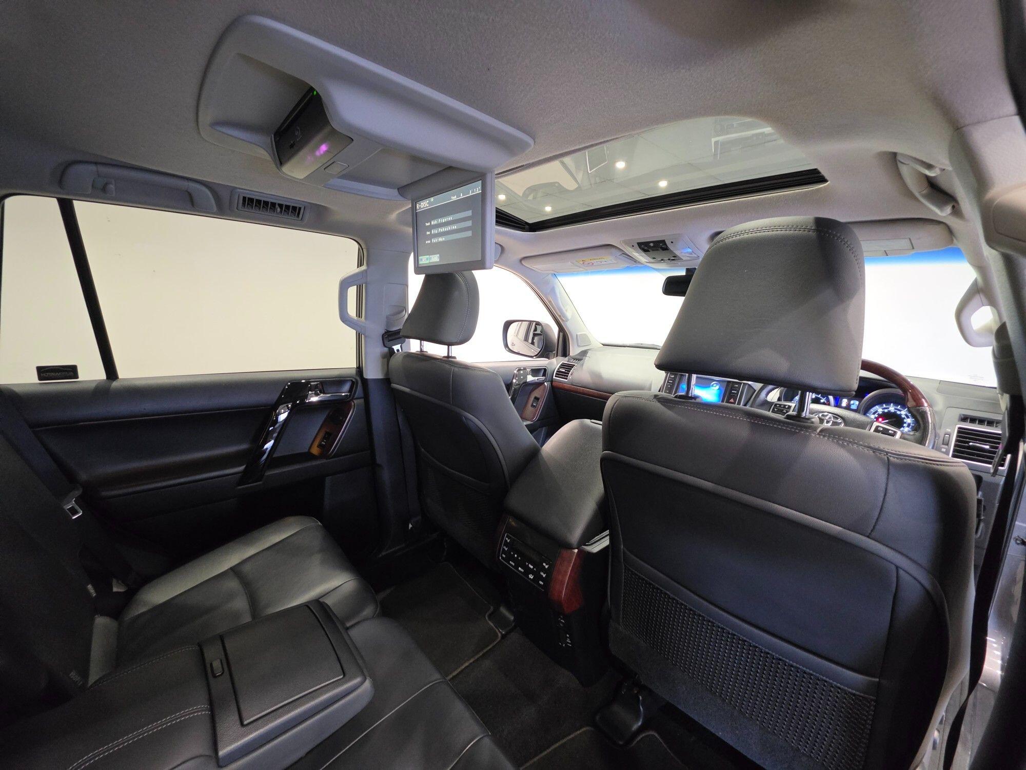 Toyota Land Cruiser view 106