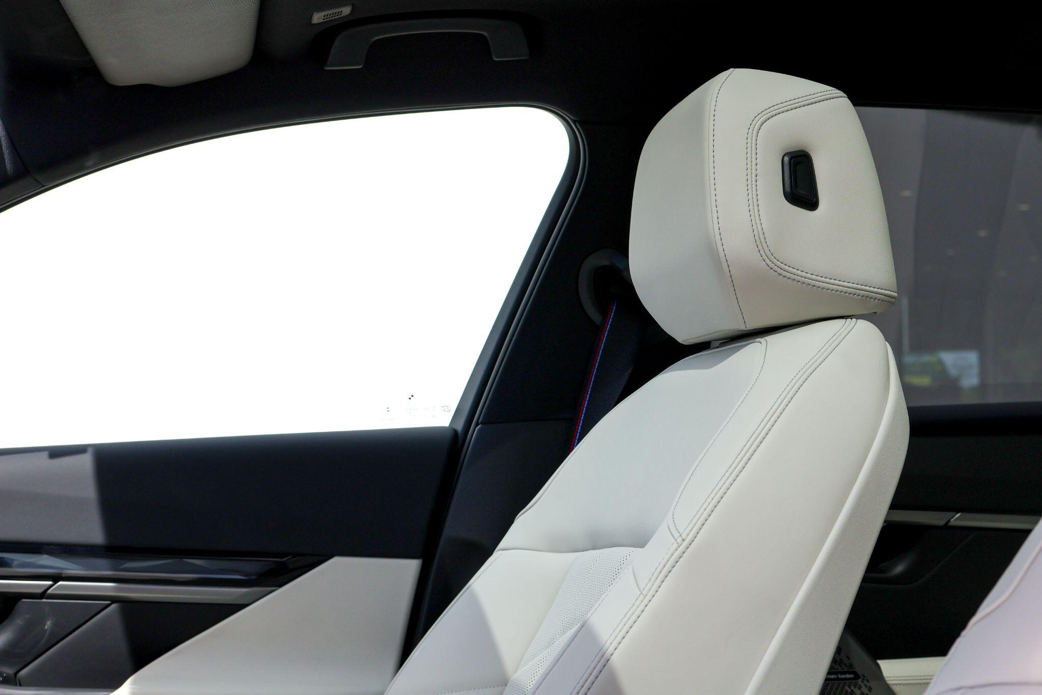 BMW 5 Series view 20