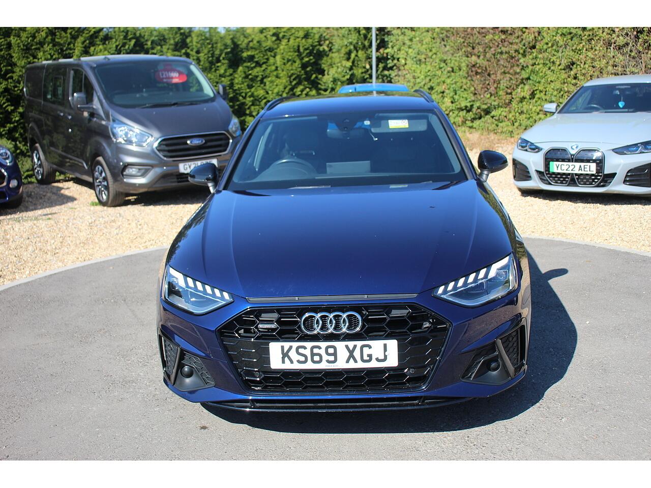 Audi A4 Avant view 3