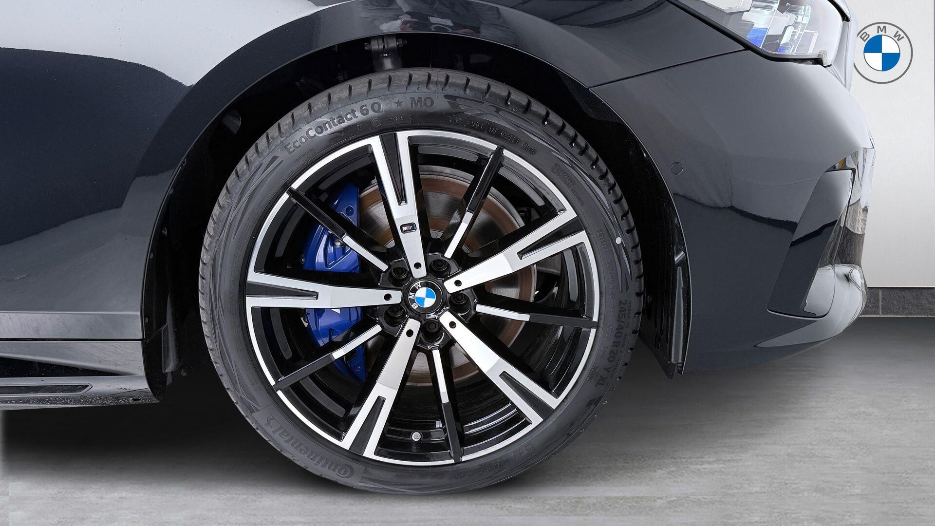 BMW 5 Series view 14