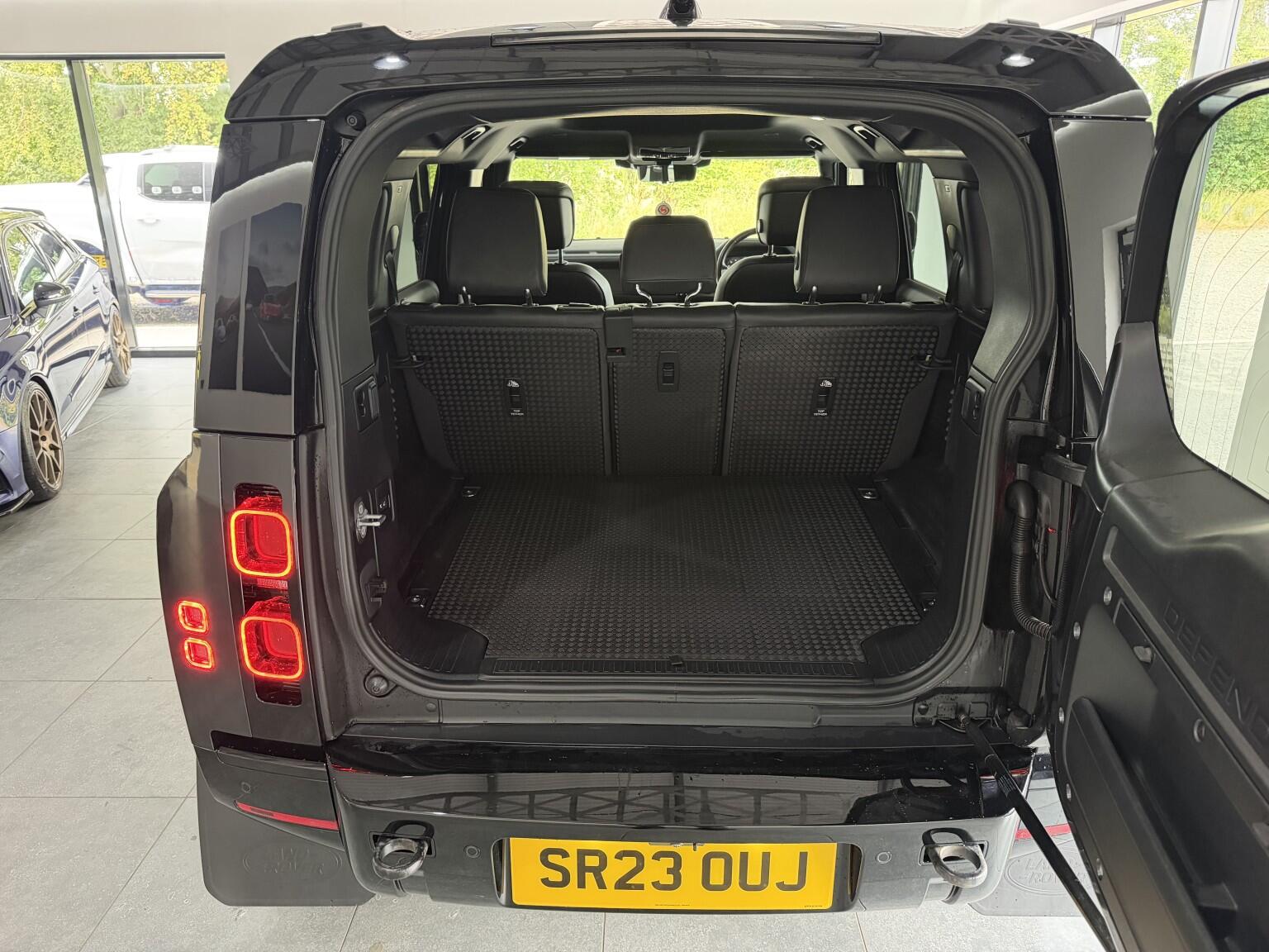 Land Rover Defender 110 view 72