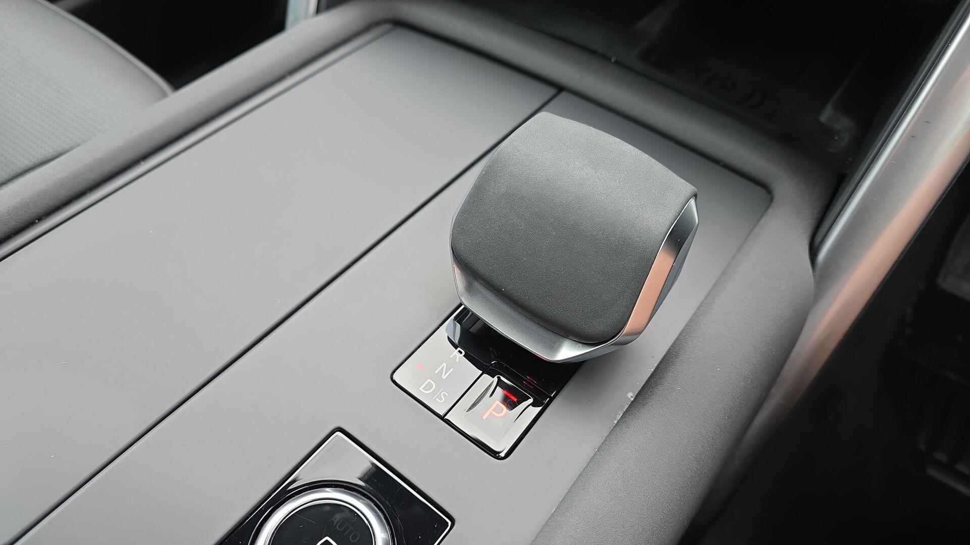 Land Rover Discovery view 13