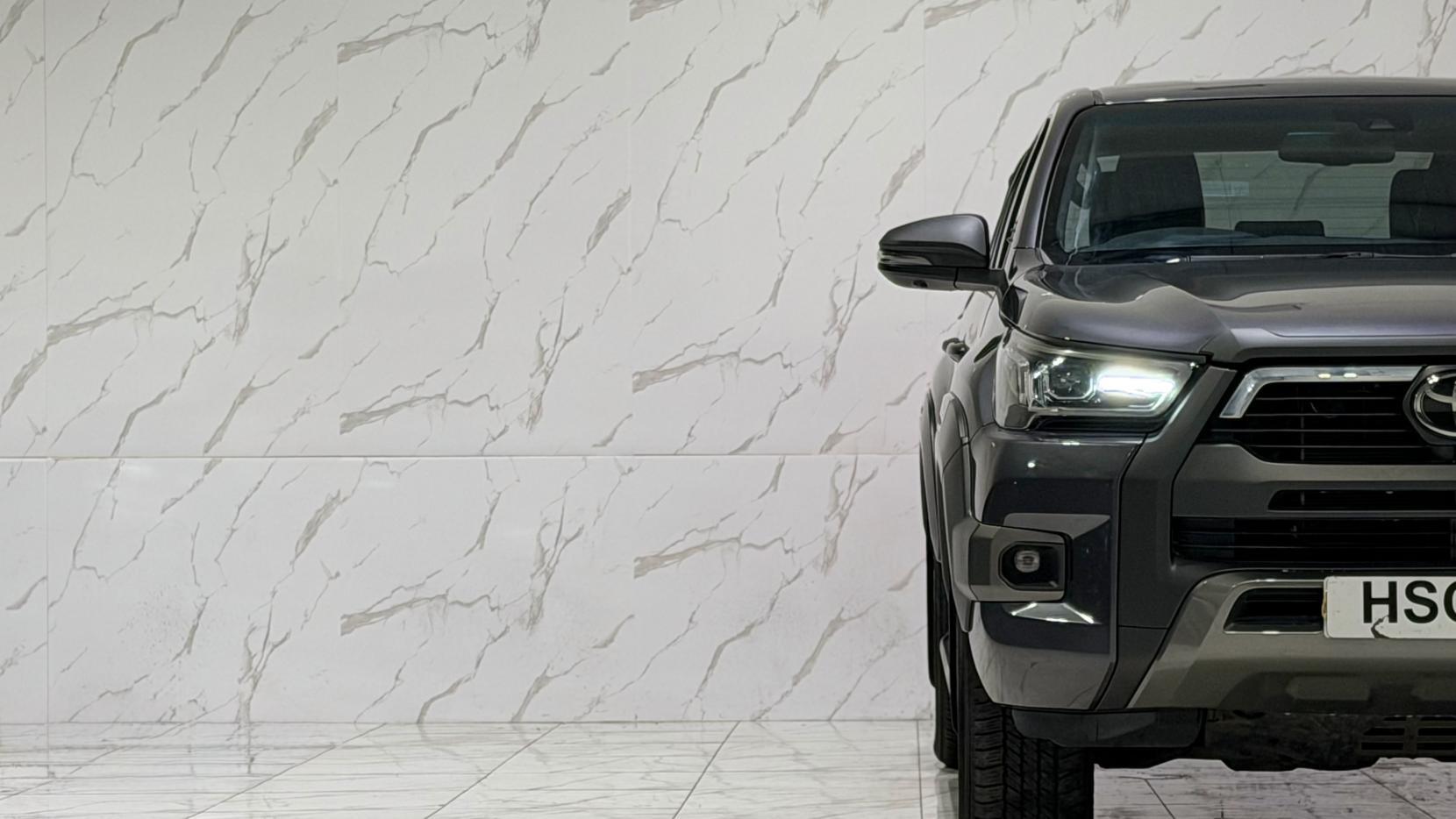 Toyota Hilux view 35