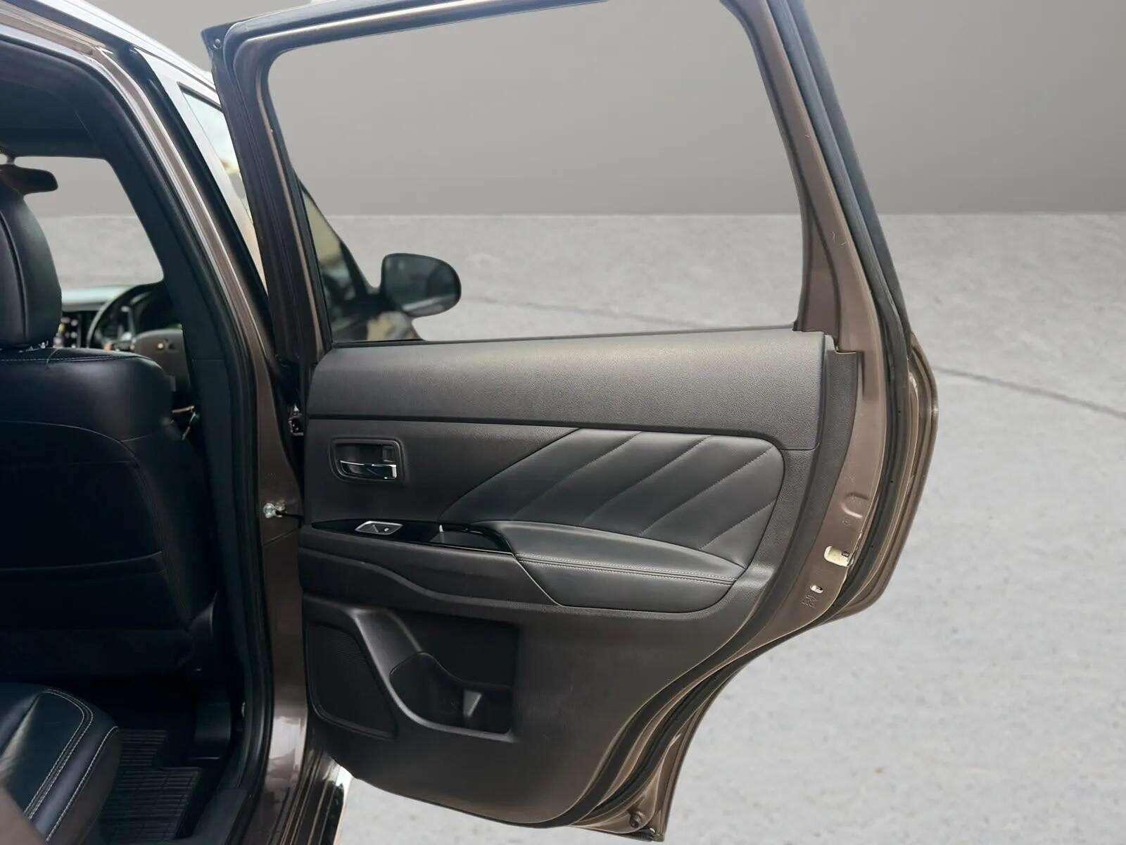 Mitsubishi Outlander view 48