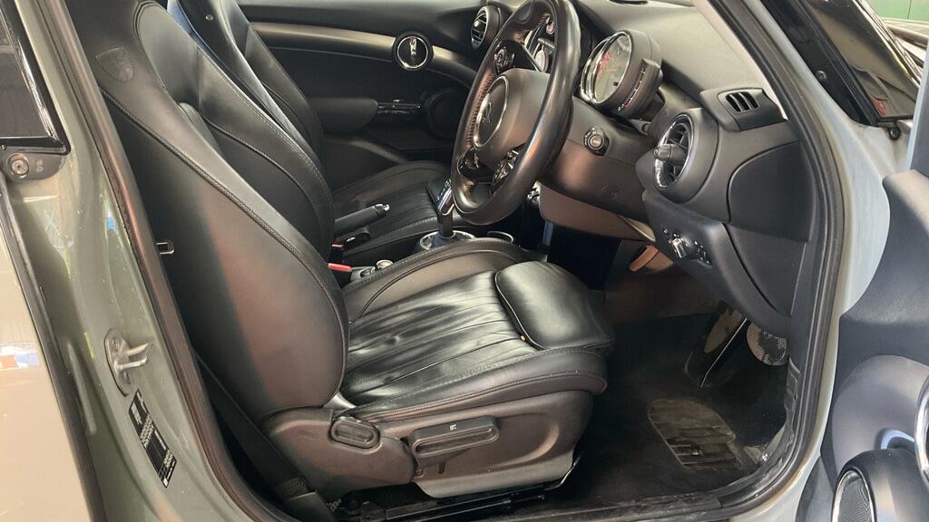 Mini Hatch view 11