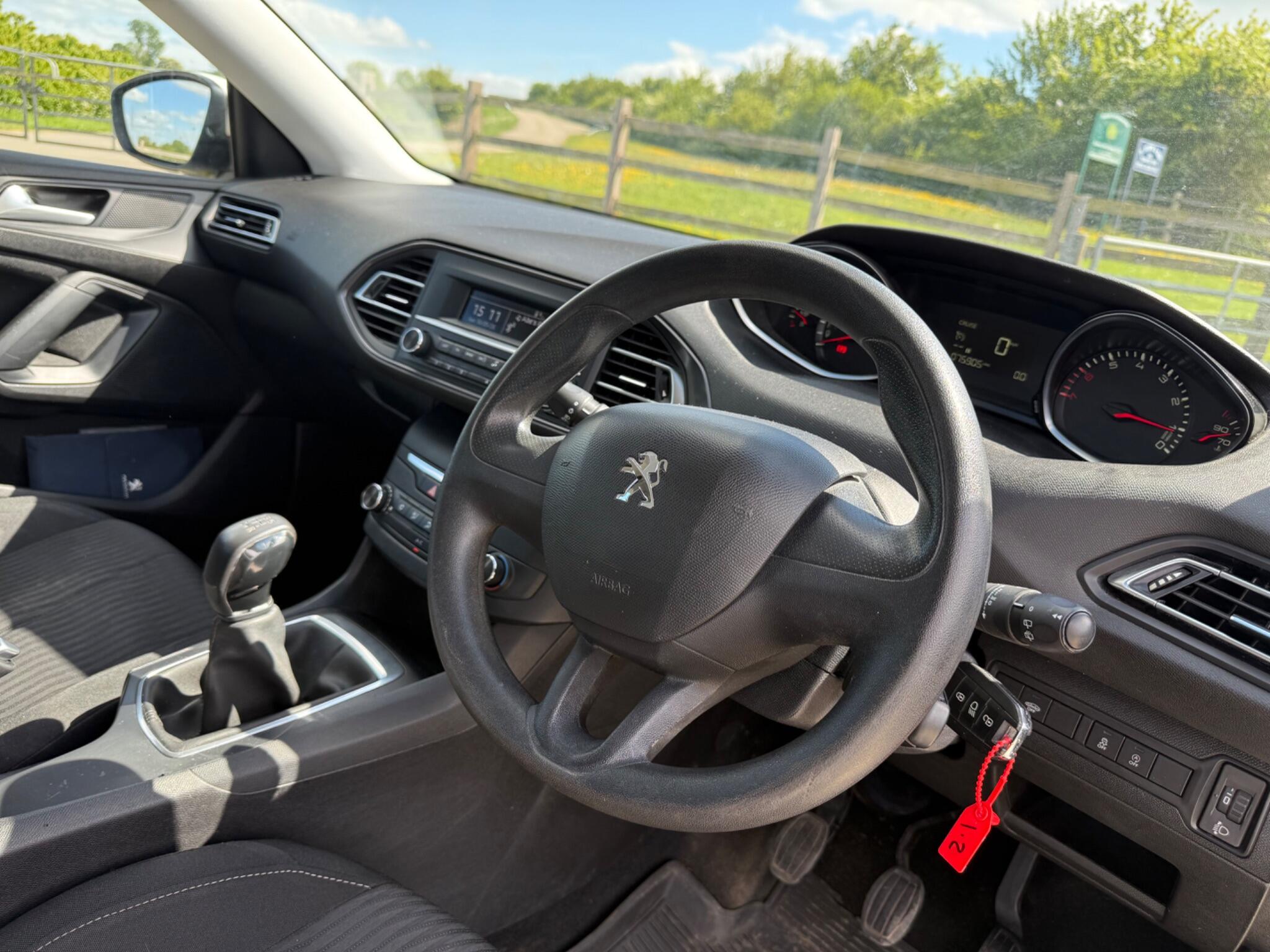 Peugeot 308 1.2 PureTech Access Euro 6 (s/s) 5dr — photo 34 of 100