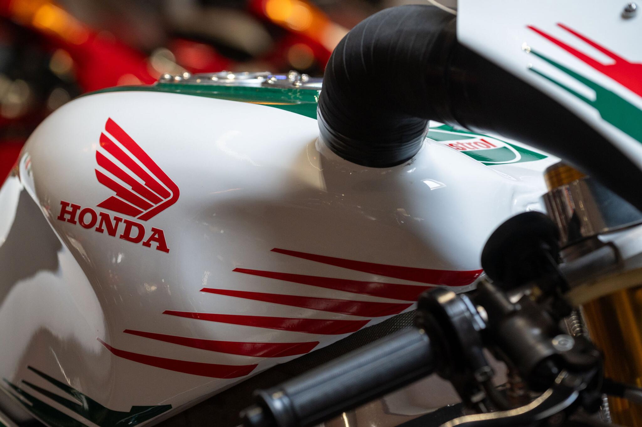 Honda RVF750 view 12