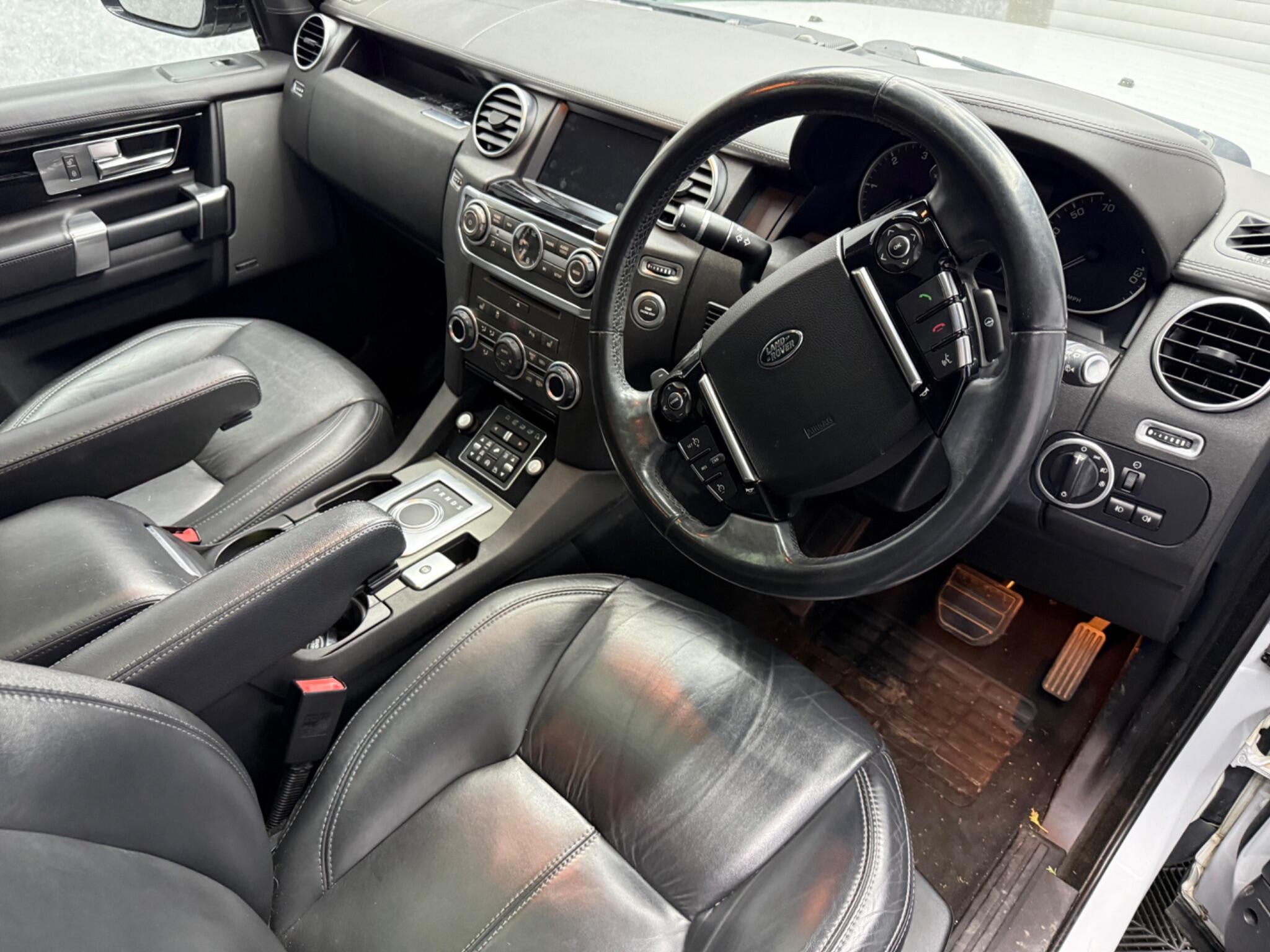 Land Rover Discovery 4 view 2