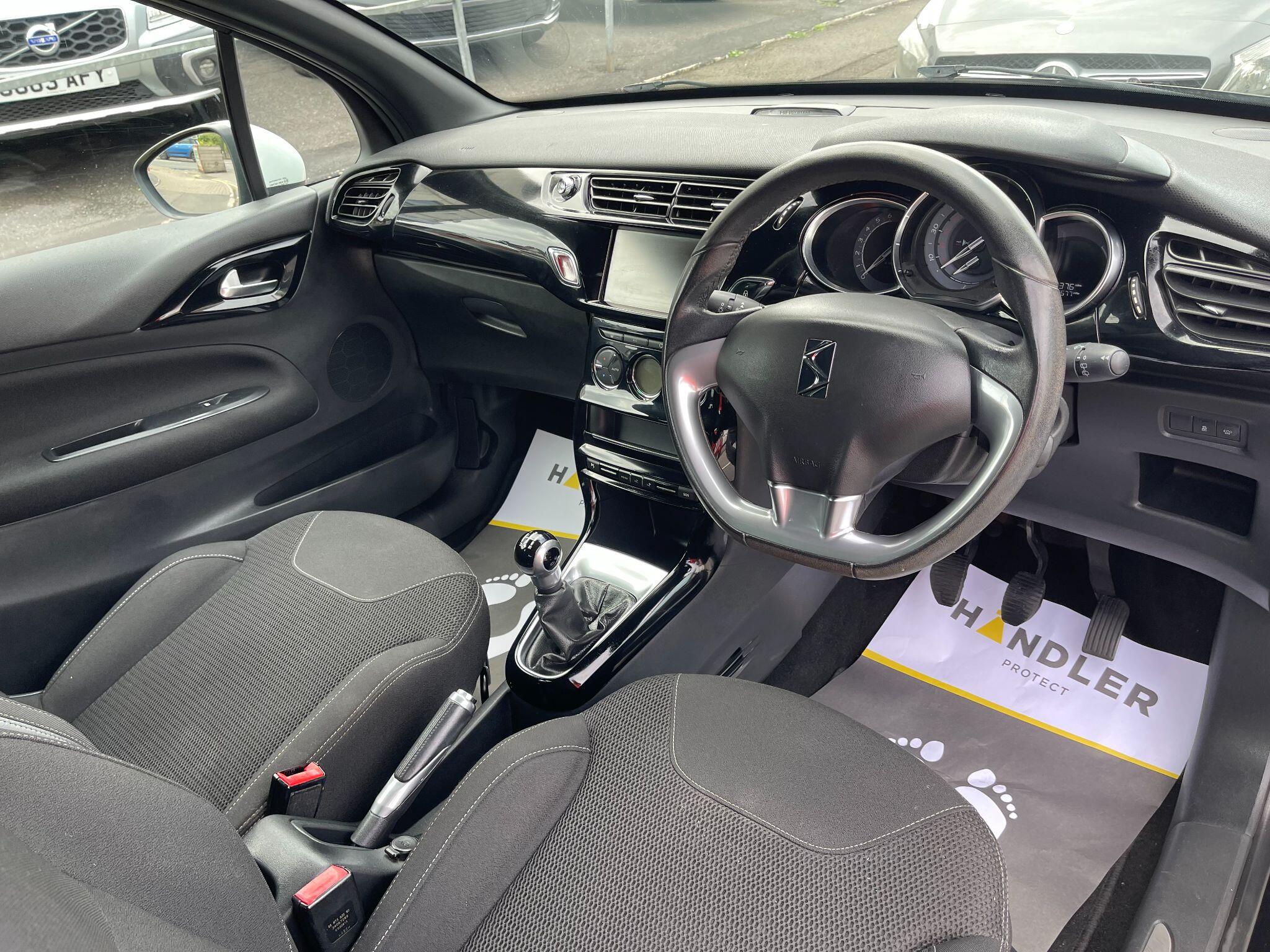 DS Automobiles DS 3 view 24