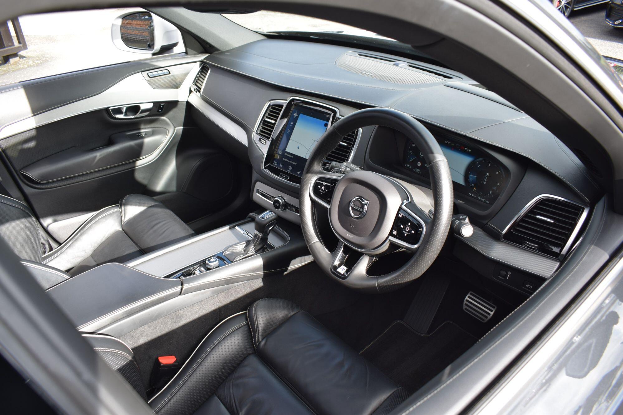 Volvo XC90 view 3