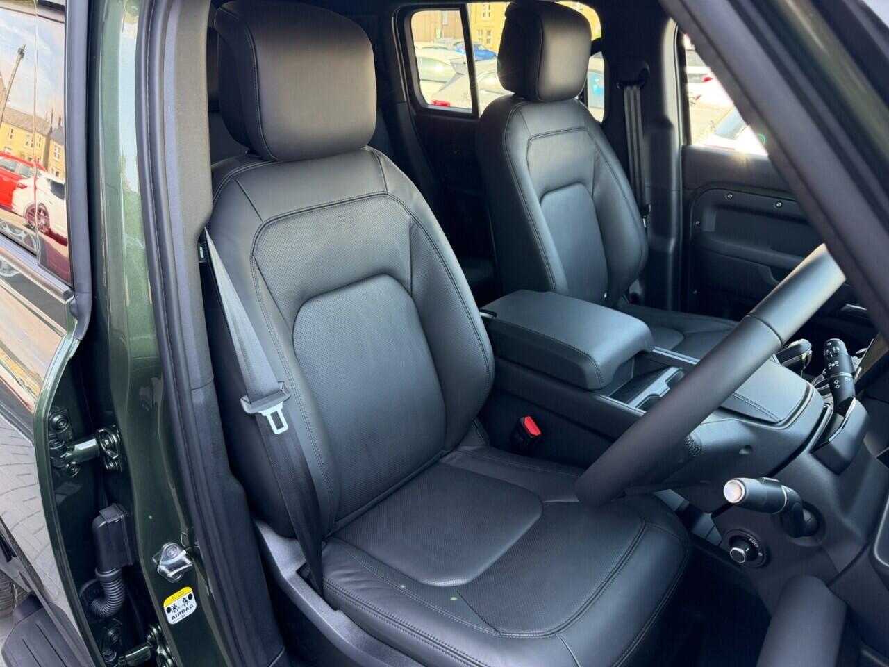Land Rover Defender 110 view 21