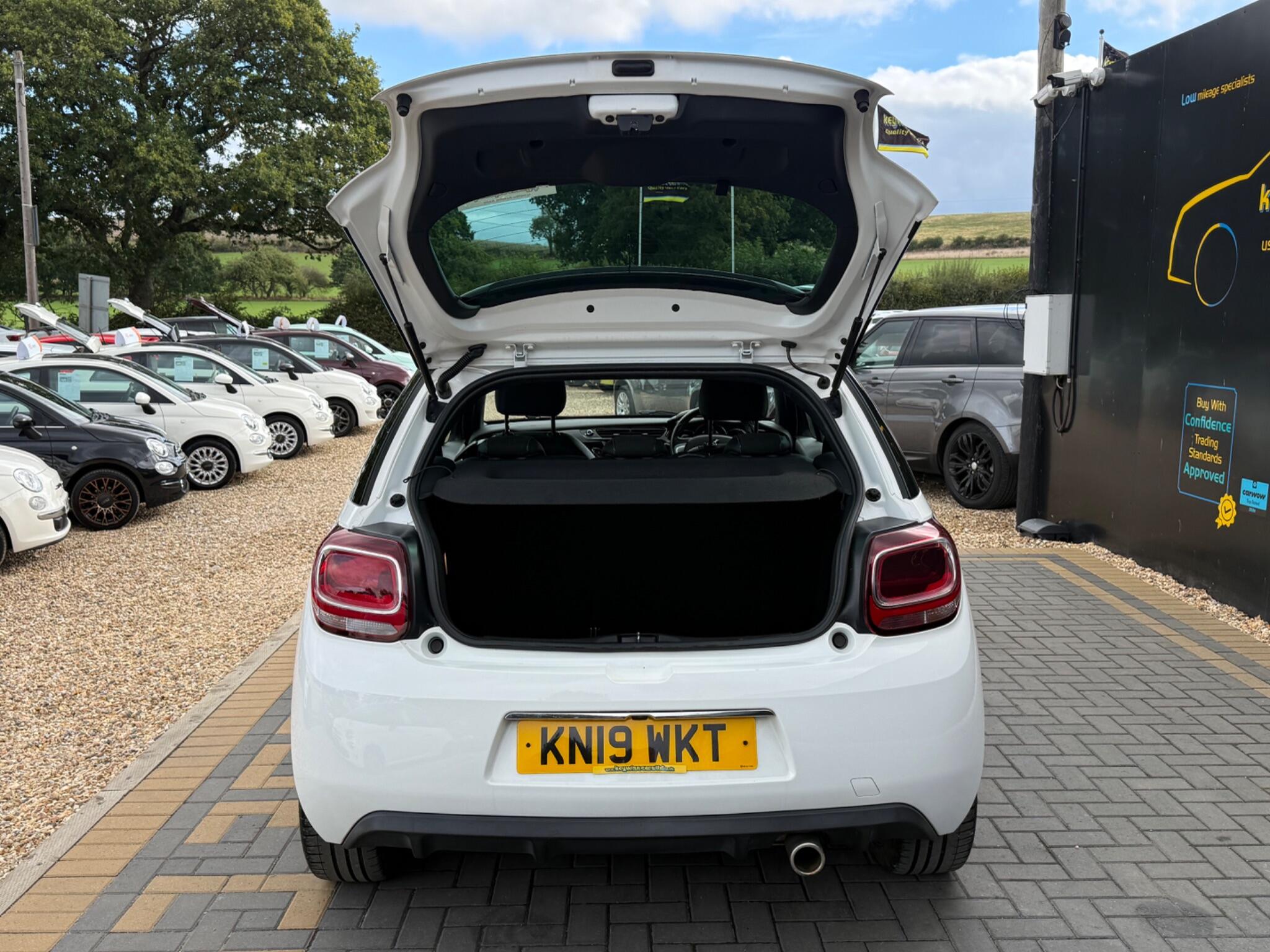 DS Automobiles DS 3 view 25