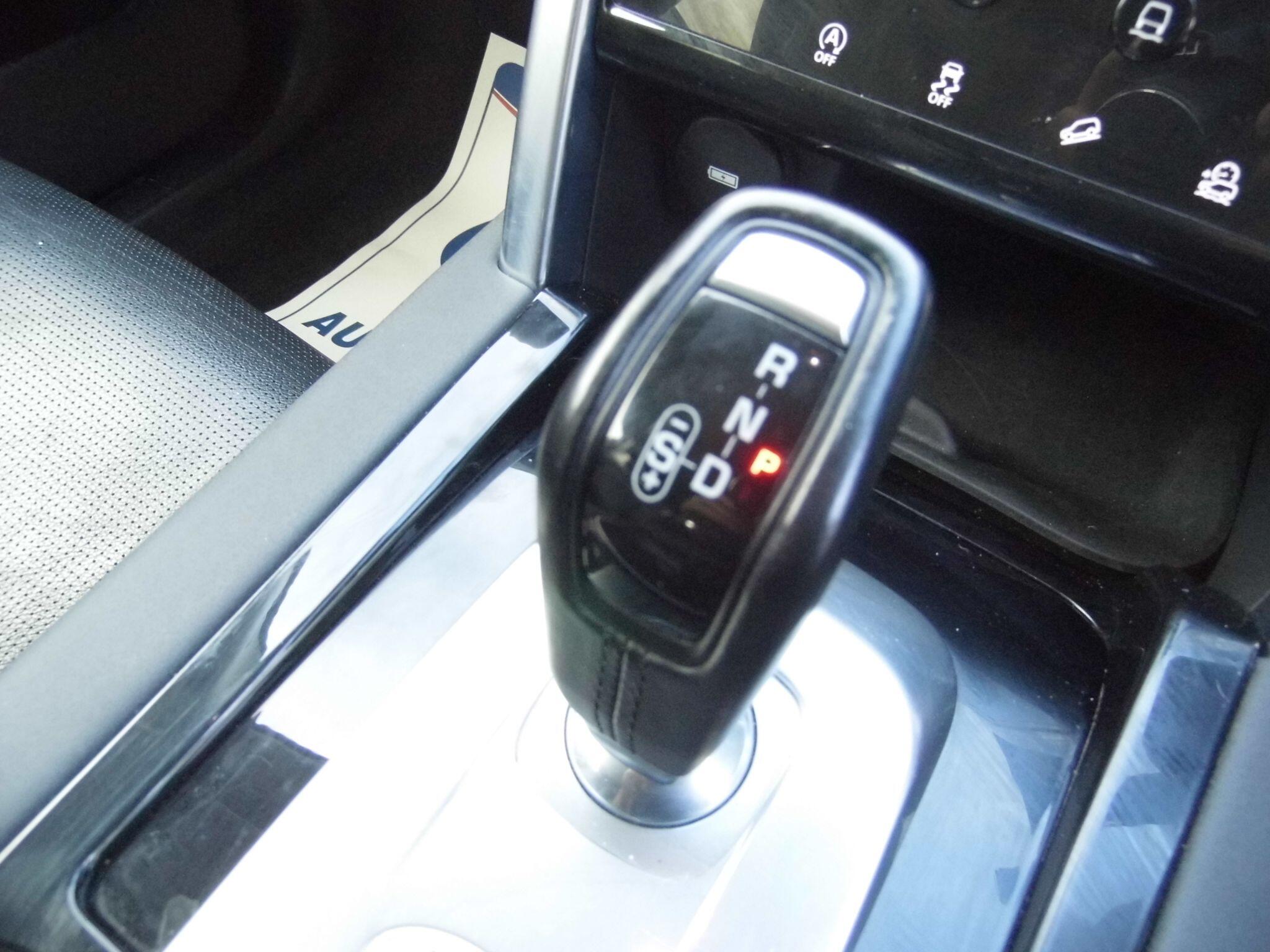 Land Rover Discovery Sport view 9