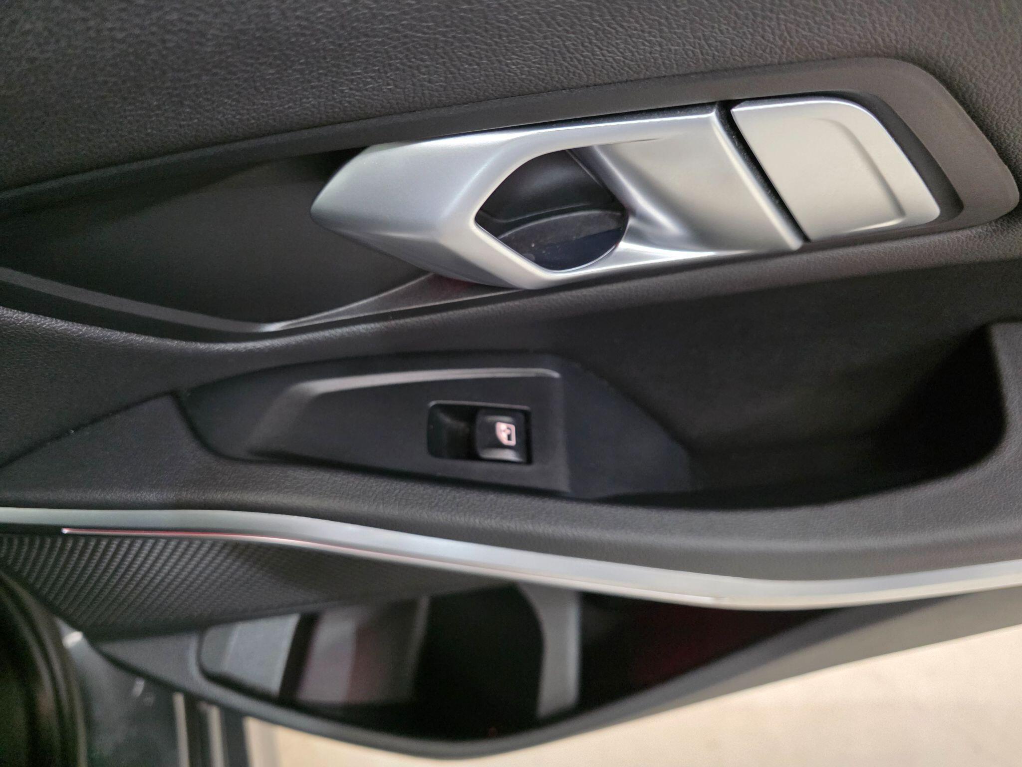 BMW 3 Series view 23