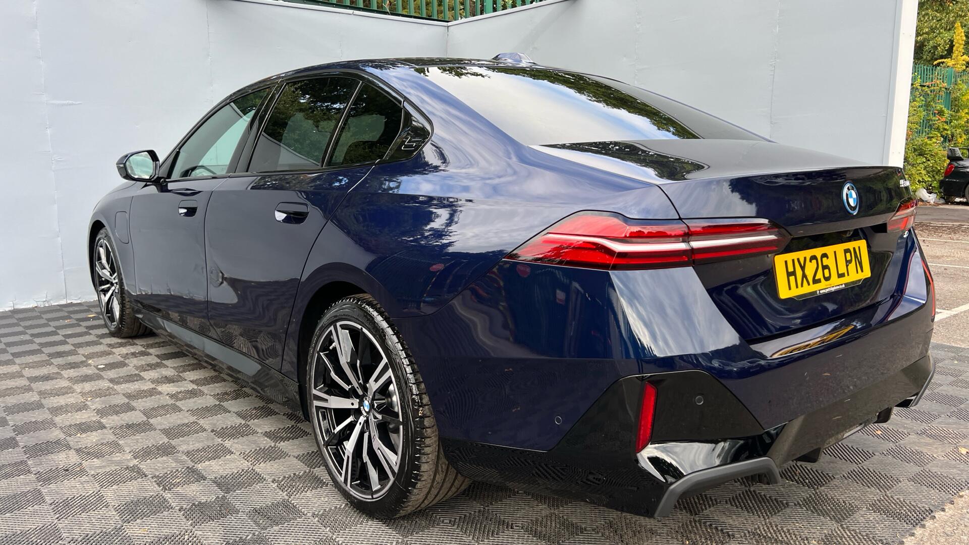 BMW 5 Series view 29