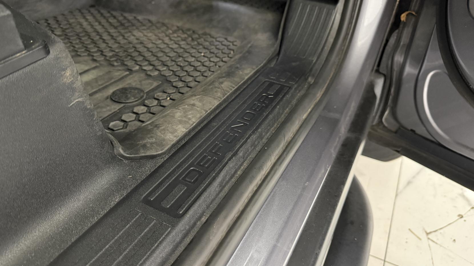 Land Rover Defender view 34