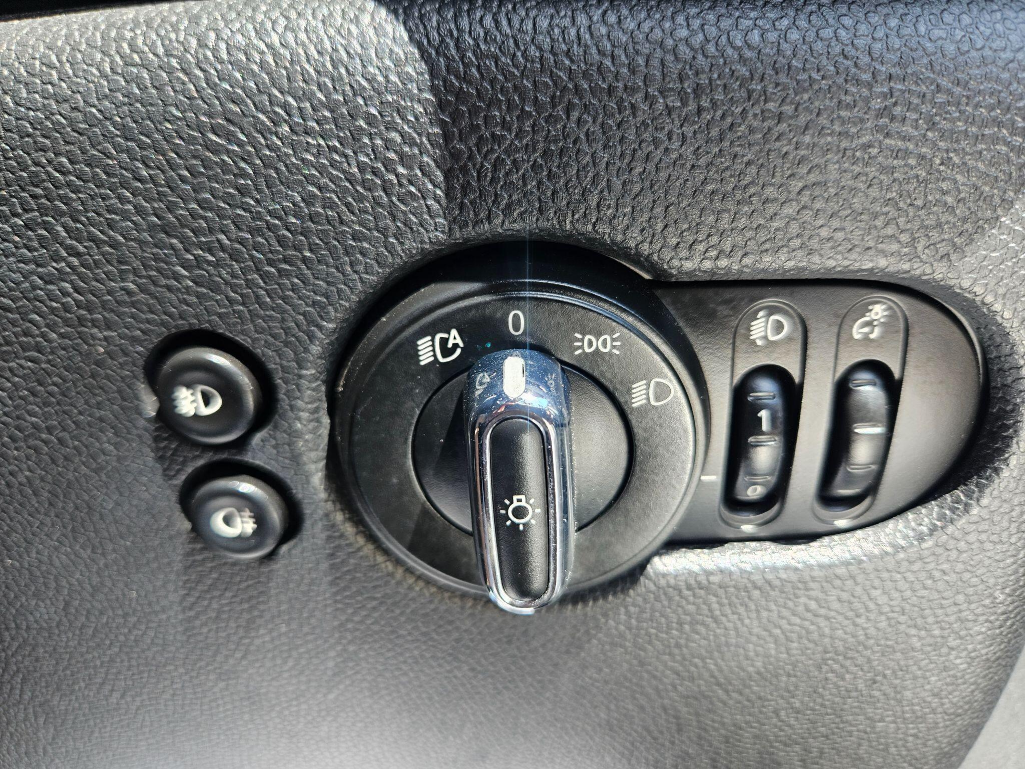 2018 MINI Hatch image 35