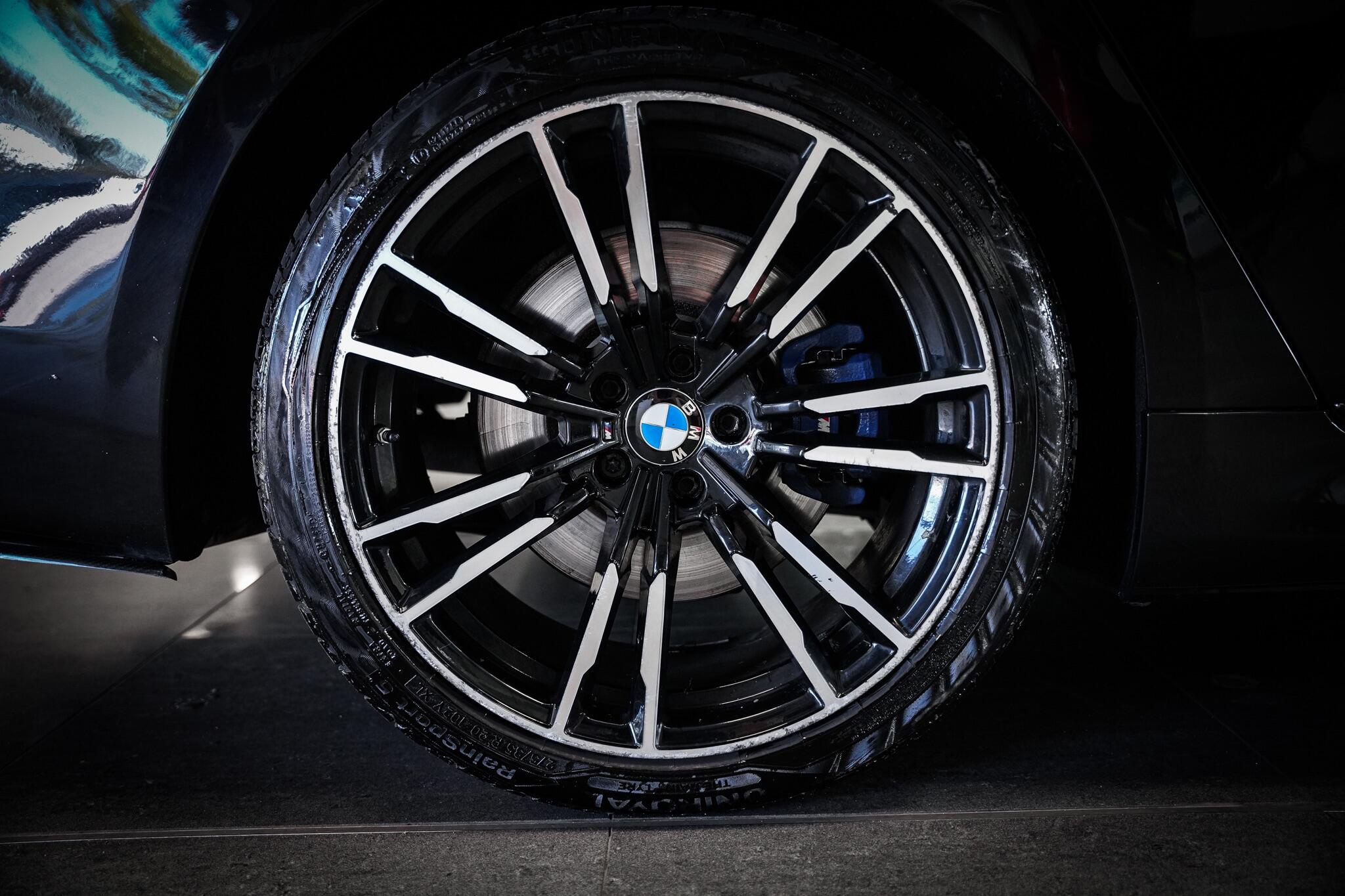 BMW 7 Series view 28