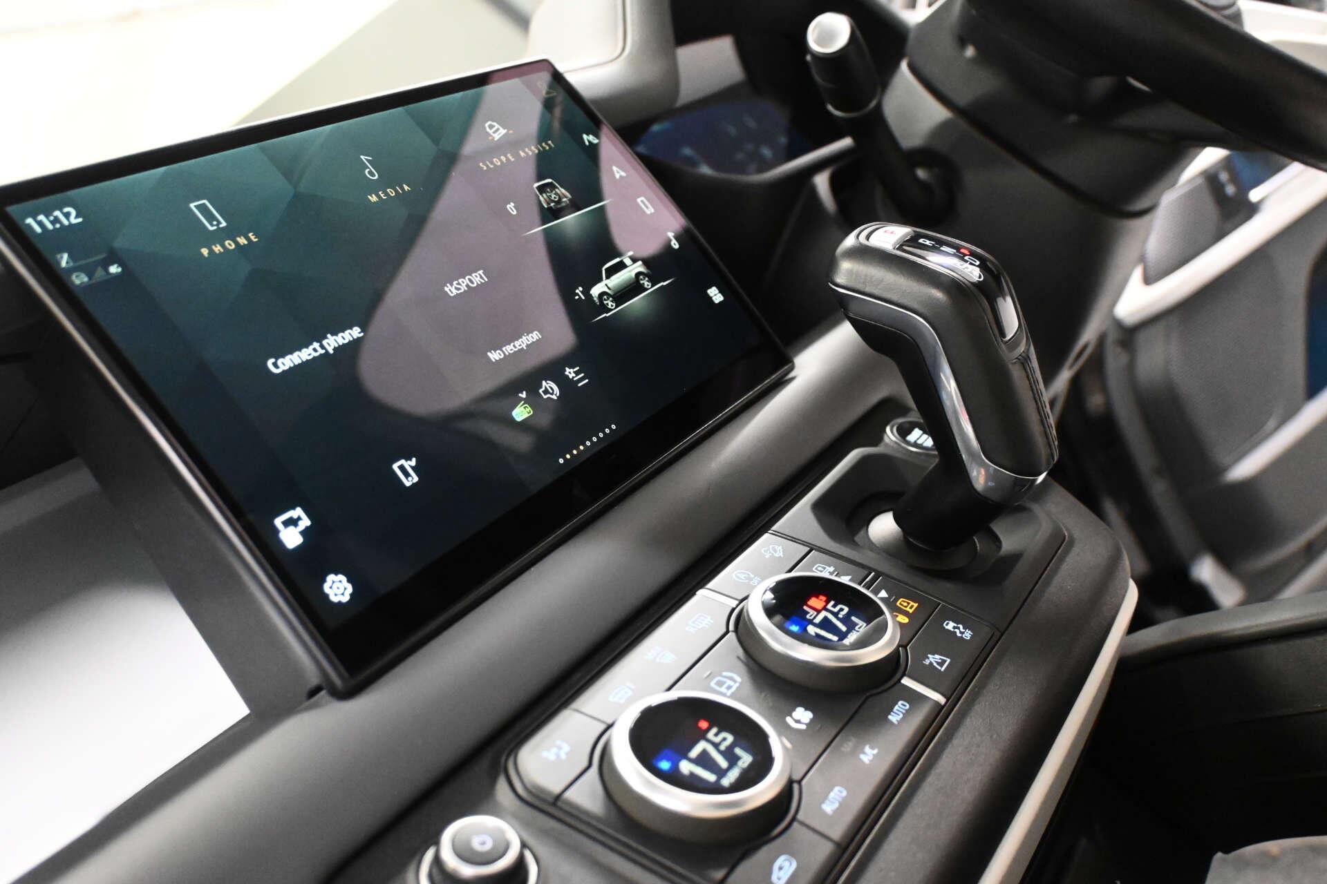 Land Rover Defender view 7