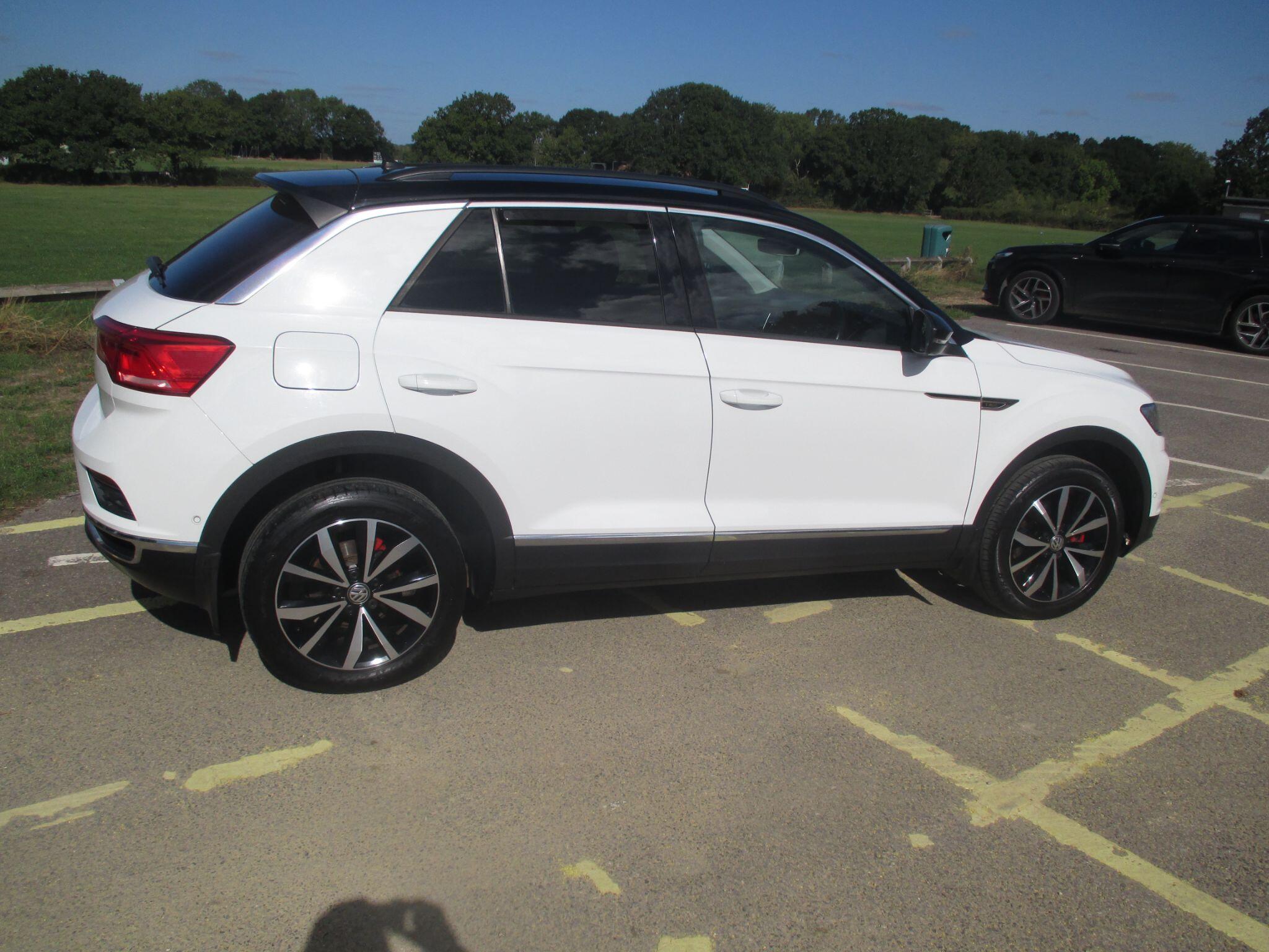 Volkswagen T-Roc view 11