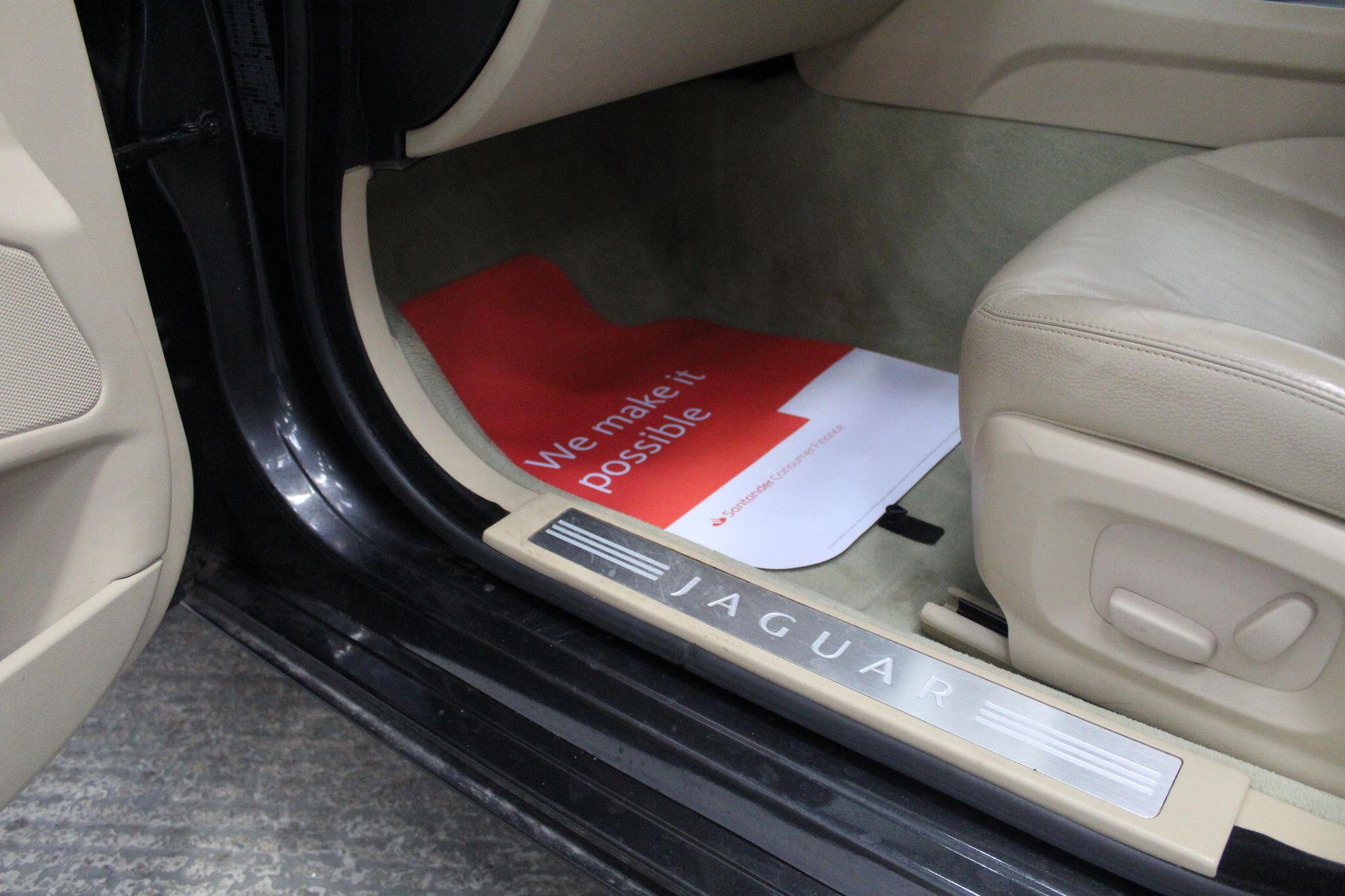 Jaguar XF view 32